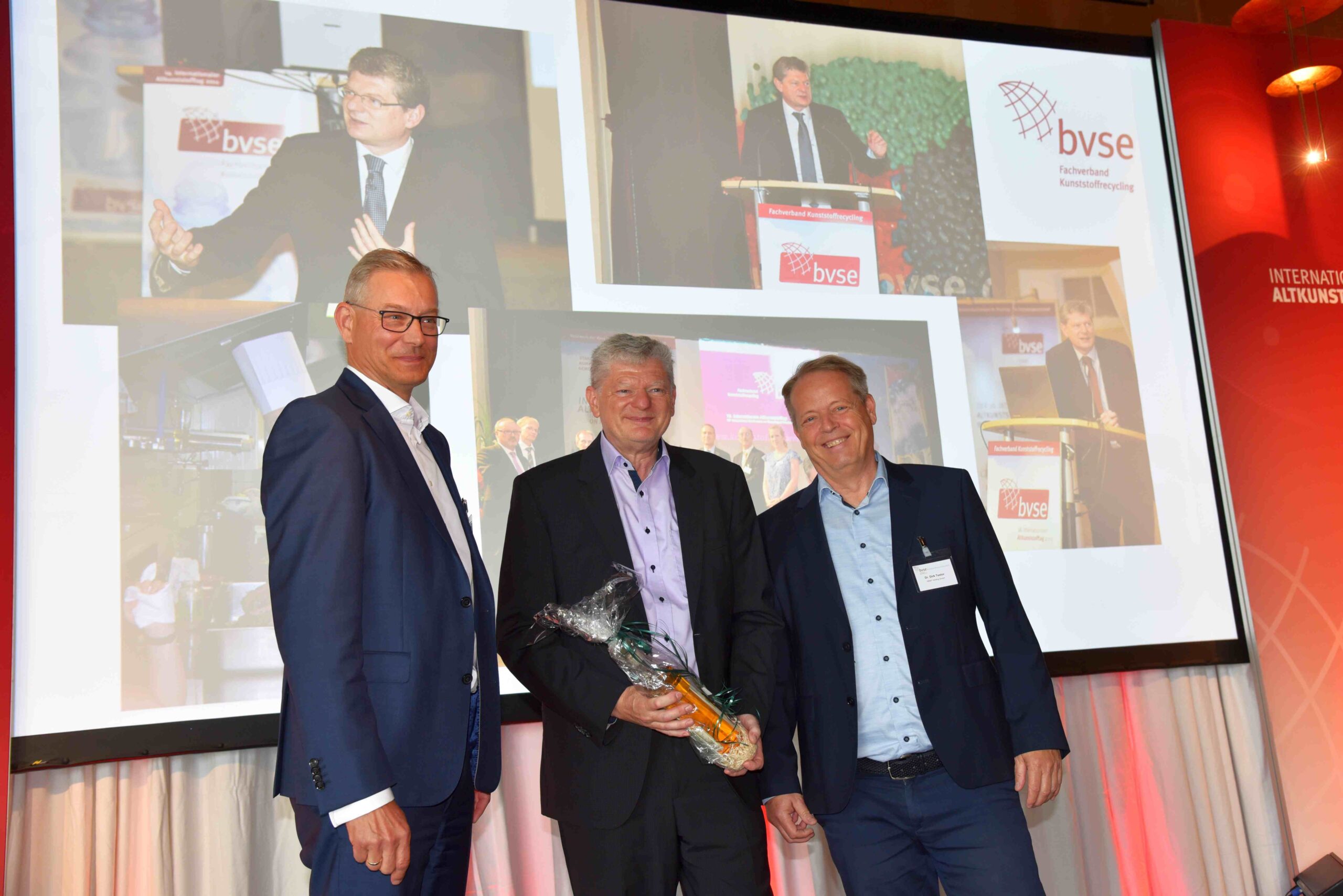 Dr. Thomas Probst (Mitte) wurde von Herbert Snell (links) und Dirk Textor (rechts) geehrt. Copyright: bvse