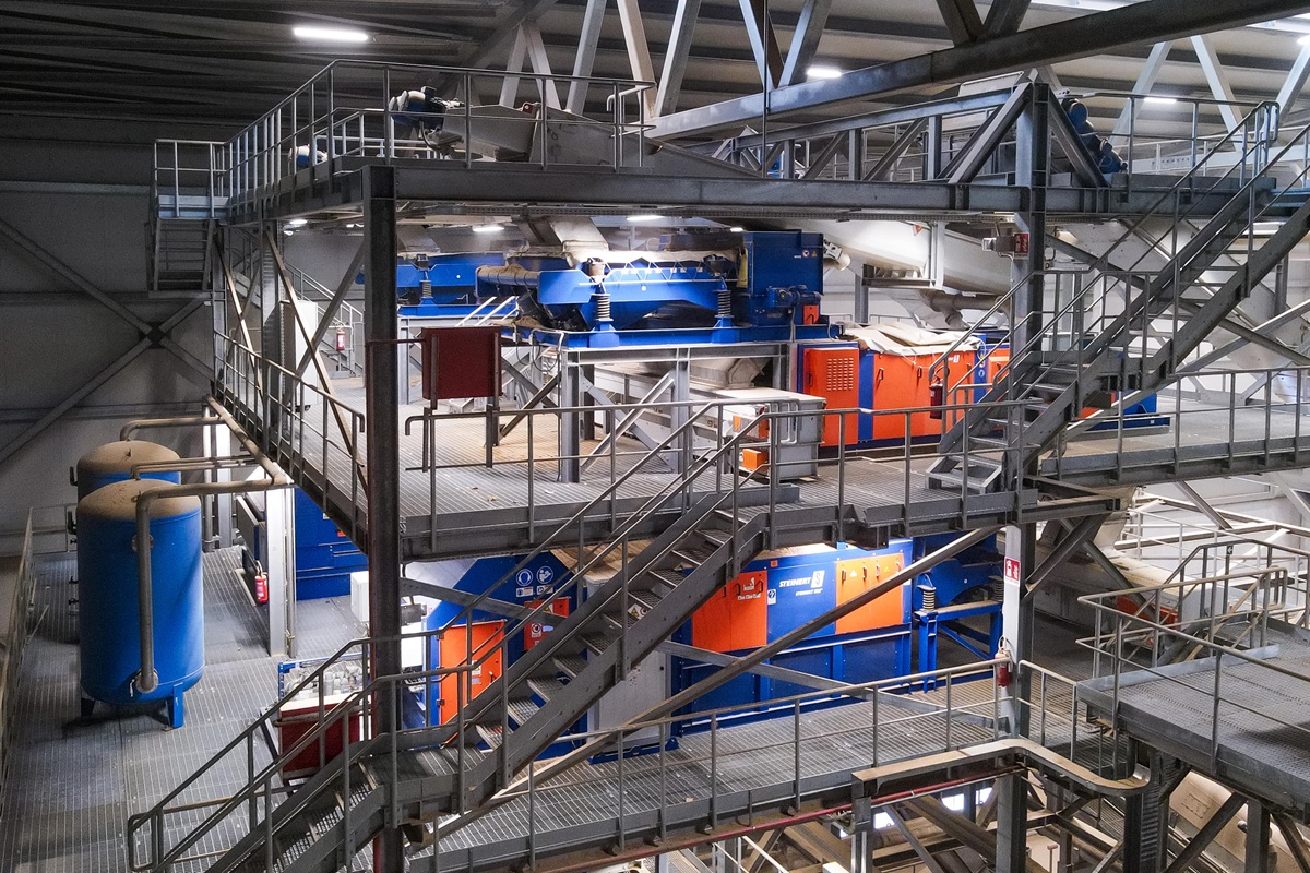 Bildunterschrift: Hochmoderne Sortiertechnik von Steinert im Einsatz bei Fantoni für höchste Reinheit im Recyclingprozess. Copyright: Steinert GmbH