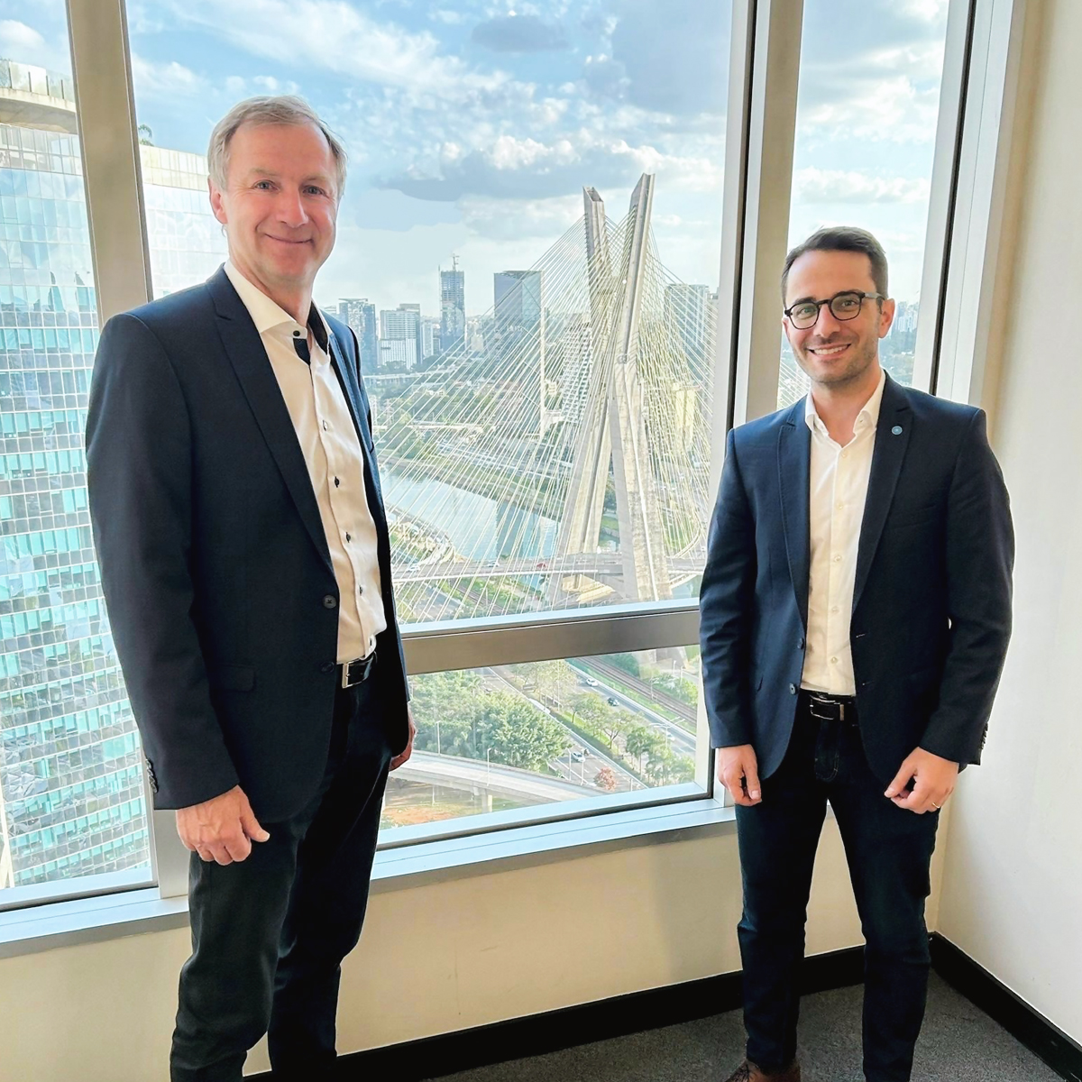 Frederico Hartmann (rechts), Geschäftsführer von Linder LATAM, gemeinsam mit Michael Lackner (links), Geschäftsführung Lindner Holding, im Büro der neu gegründeten Niederlassung in São Paulo, Brasilien. Copyright: Lindner Recyclingtech