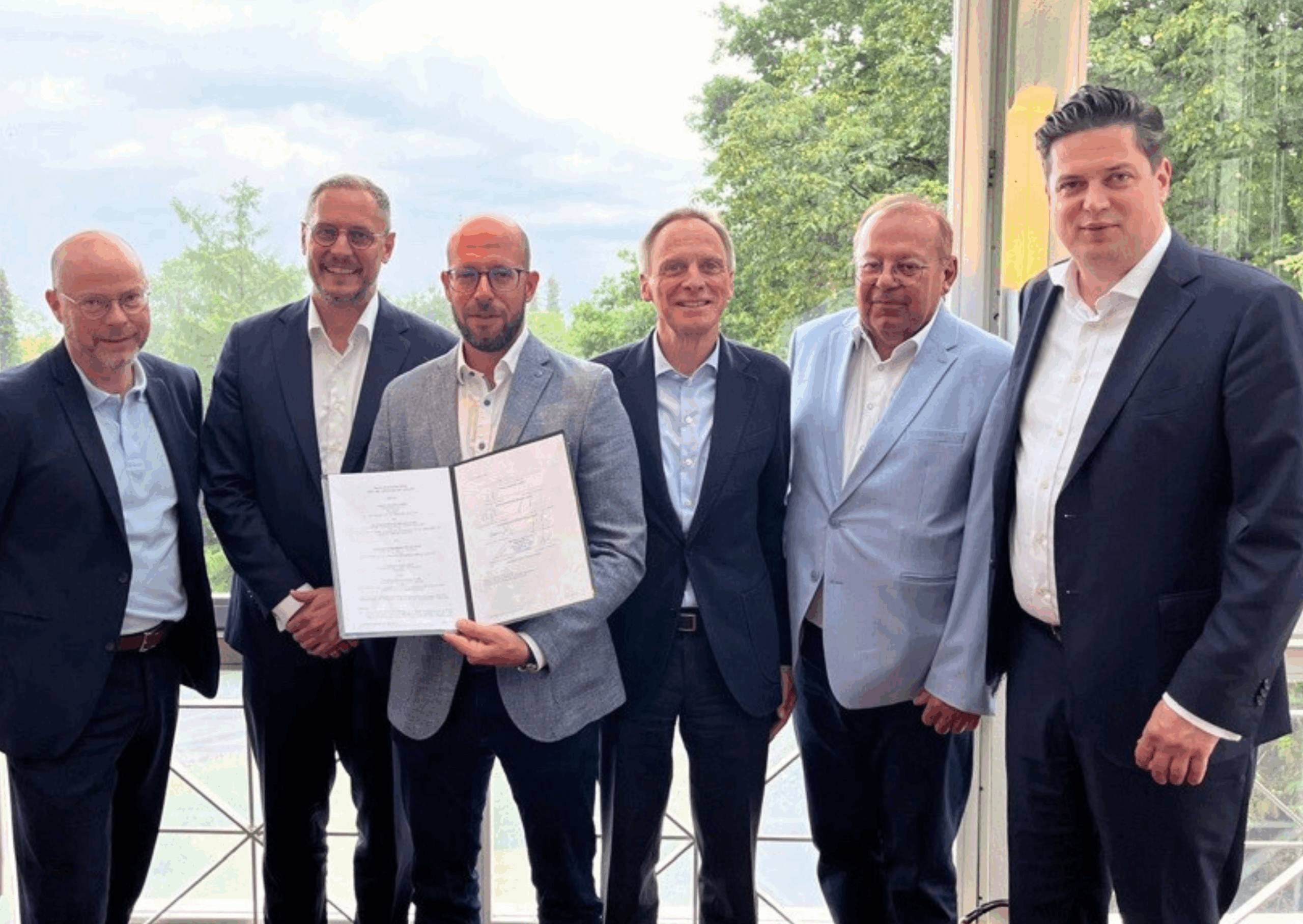 Christian Presslmayer (Geschäftsführung voestalpine Rohstoffbeschaffungs GmbH), Denis Reuter (COO TSR Group), Christoph Priemetshofer (Director Scrap & Refractories Voestalpine Rohstoffbeschaffungs Gmbh), Hans Neumüller (COO Johann Neumüller Gesellschaft m.b.H.), Ulrich Althoff (COO AAA Stahl Holding GmbH) und Christian Thielen (CFO TSR Group) (v.l.n.r.) haben die langfristige Liefervereinbarung zwischen der TSR Group und voestalpine zur Versorgung mit hochwertigen Recyclingrohstoffen unterzeichnet. Copyright: TSR