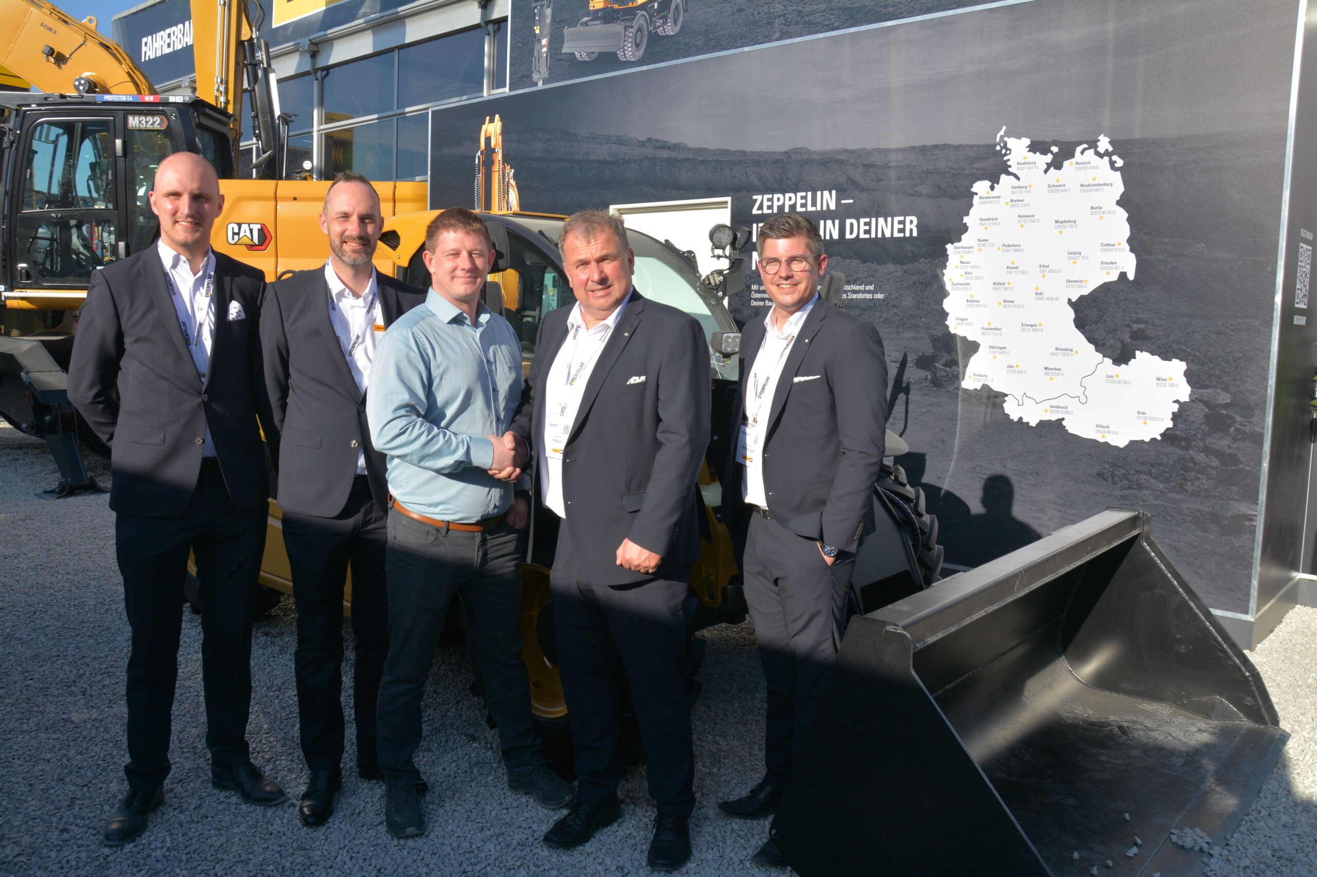 Der batterieelektrische Teleskoplader ZT 6.26e passt genau, ist sich Firmeninhaber Patrik Bachhuber (Mitte) sicher. Beraten wurde er auf der Bauma von Max Niggestich (links), Zeppelin Produktmanager, Daniel Bauer (Zweiter von links), Zeppelin Leiter Produktmanagement Kompaktgeräte, Wolfgang Wagner (Zweiter von rechts), leitender Verkaufsrepräsentant der Zeppelin-Niederlassung Erlangen, und Michael Arzberger (rechts), Zeppelin Verkaufsleiter Bayern für Materialumschlag und Recycling. Copyright: Zeppelin