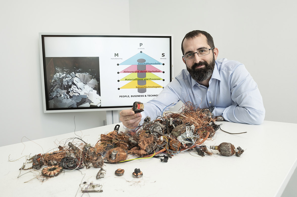 Simon Züst beschäftigt sich an der Hochschule Luzern mit dem Gesamtsystem des Metallrecyclings. Copyright: HSLUHorw, den 07.05.2025
Copyright: HSLU / Priska Ketterer (Fotos)
