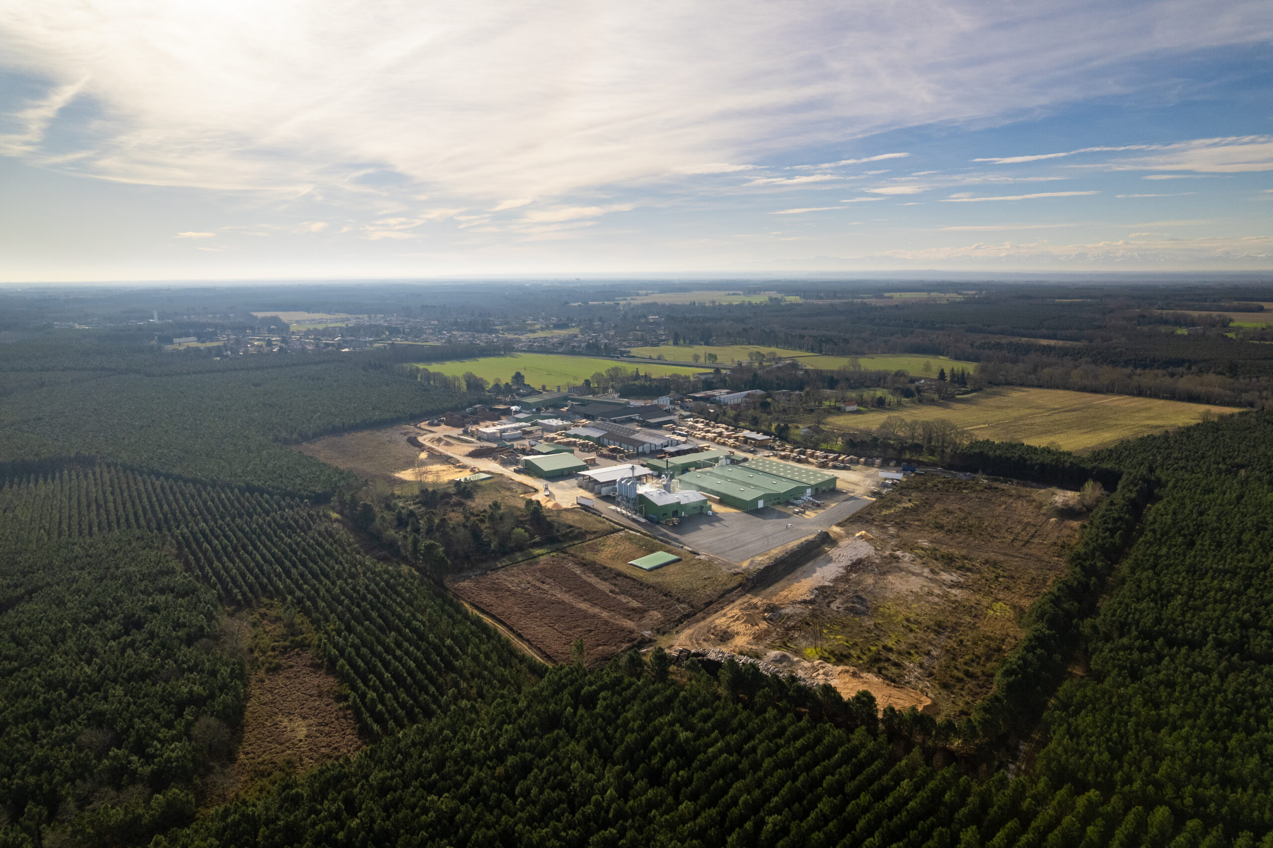 Lesbats Scieries d’Aquitaine erweiterte in seinem Sägewerk in Saint-Perdon seine Kapazitäten – und setzt dabei auf automatisierte Lager- und Fördertechnik von Vecoplan. Copyright: Vecoplan AG
