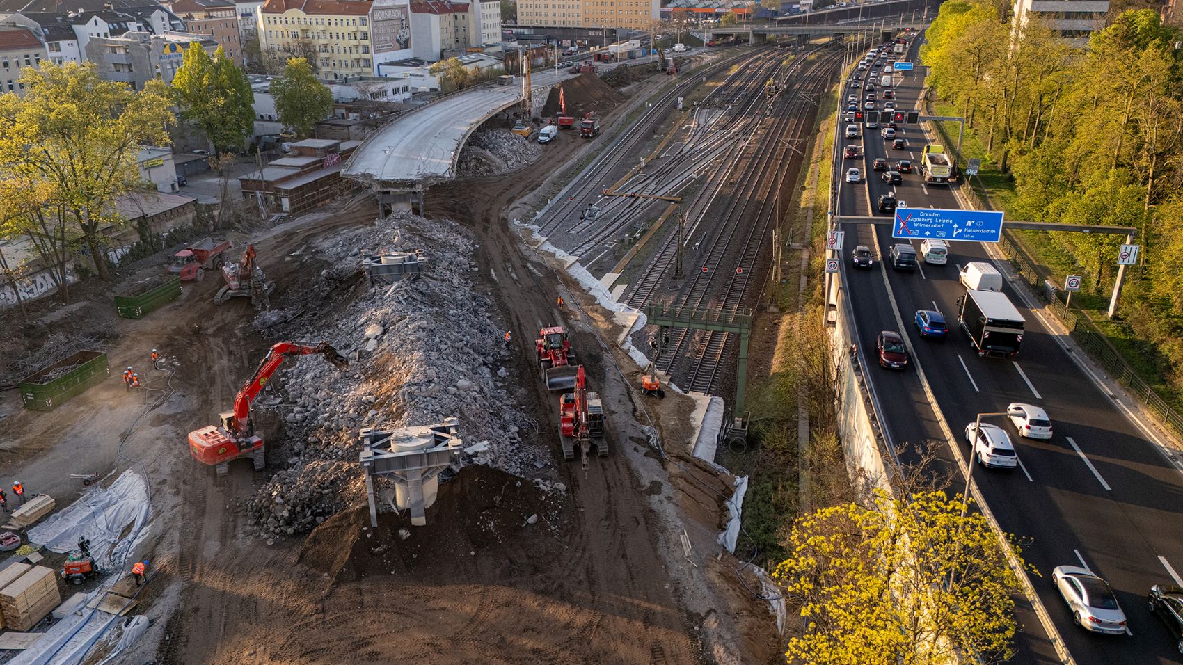 Die Westendbrücke in Berlin-Charlottenburg ist eine der verkehrsreichsten Autobahnbrücken im Stadtgebiet. Der Abriss bedeutete auch eine Unterbrechung des Fern- und S-Bahnbetriebs. Copyright: Jost Listemann I TIME:CODE:MEDIA