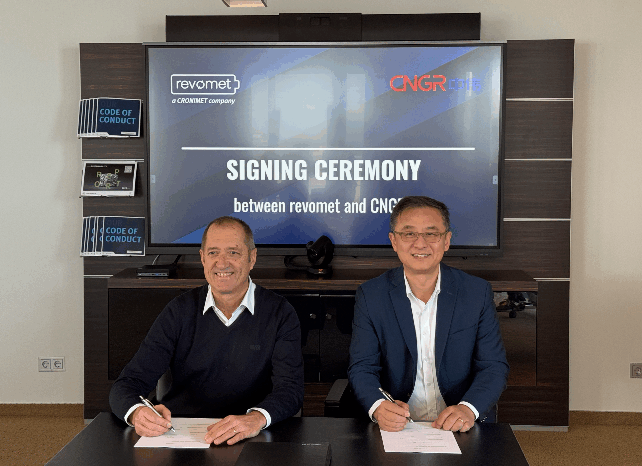 Von links: Jürgen Pilarsky (CEO und Mehrheitsgesellschafter CRONIMET Holding Group) und Jay Yang (Präsident EU und US CNGR). Copyright: Cronimet