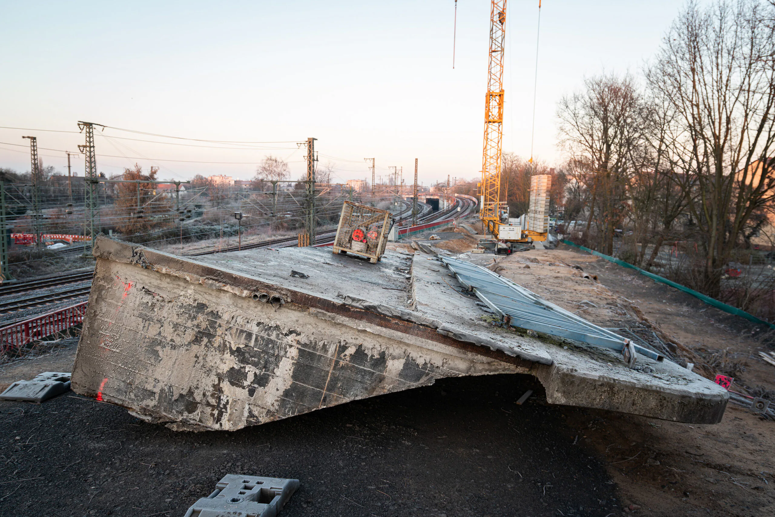 Ein bereits abgebrochenes Segment des ehemaligen Brückenüberbaus am Hauptbahnhof in Hanau. Copyright: Max Wild