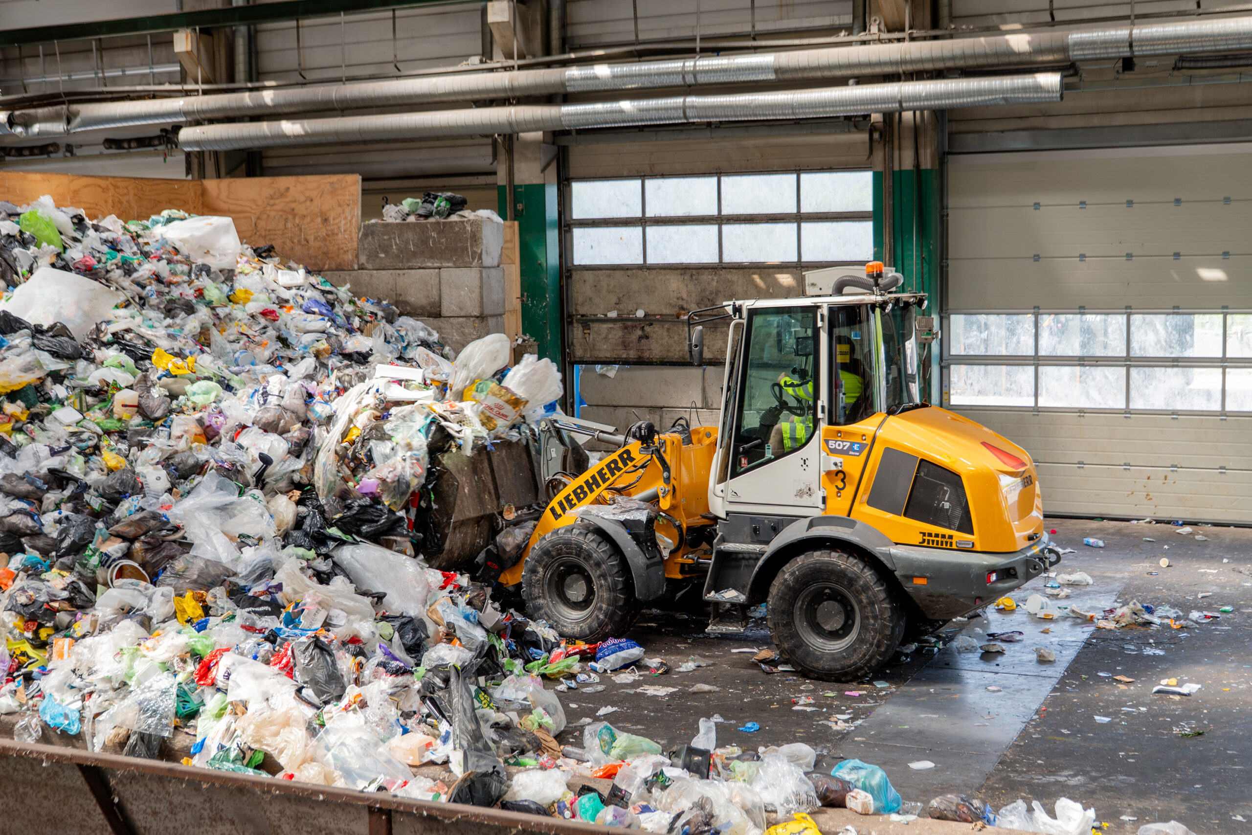 In den Recyclinganlagen in Kopenhagen sind batterieelektrische Liebherr-Radlader L 507 E im Einsatz. Copyright: Liebherr