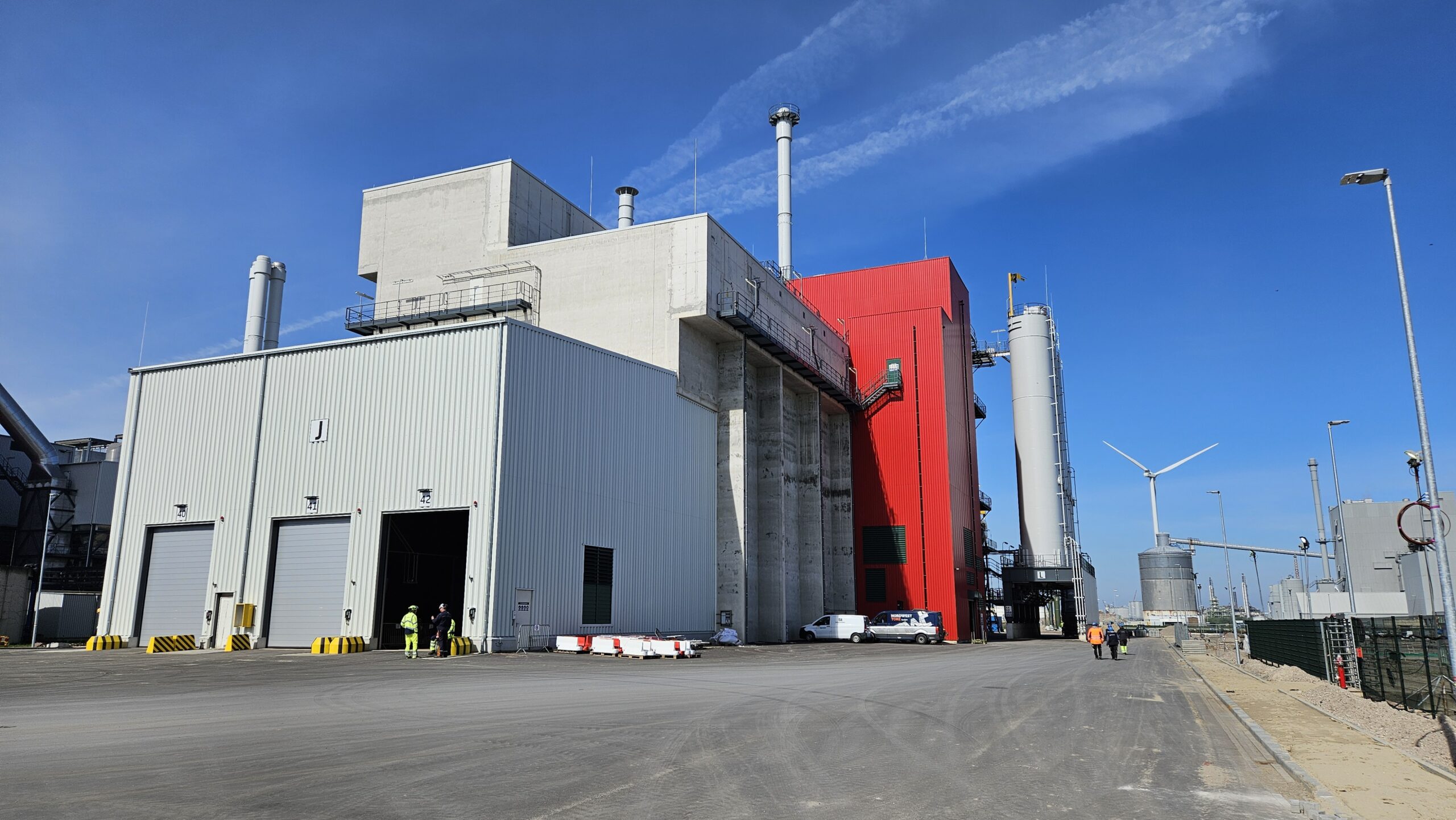 Die neue Klärschlamm-Monoverbrennungsanlage von EEW in Delfzijl: Mit einer Kapazität von 180.000 Tonnen pro Jahr, optimierter Rauchgasreinigung und Rückgewinnung wertvoller Rohstoffe setzt sie Maßstäbe für Kreislaufwirtschaft und Energiewende. Copyright: EEW