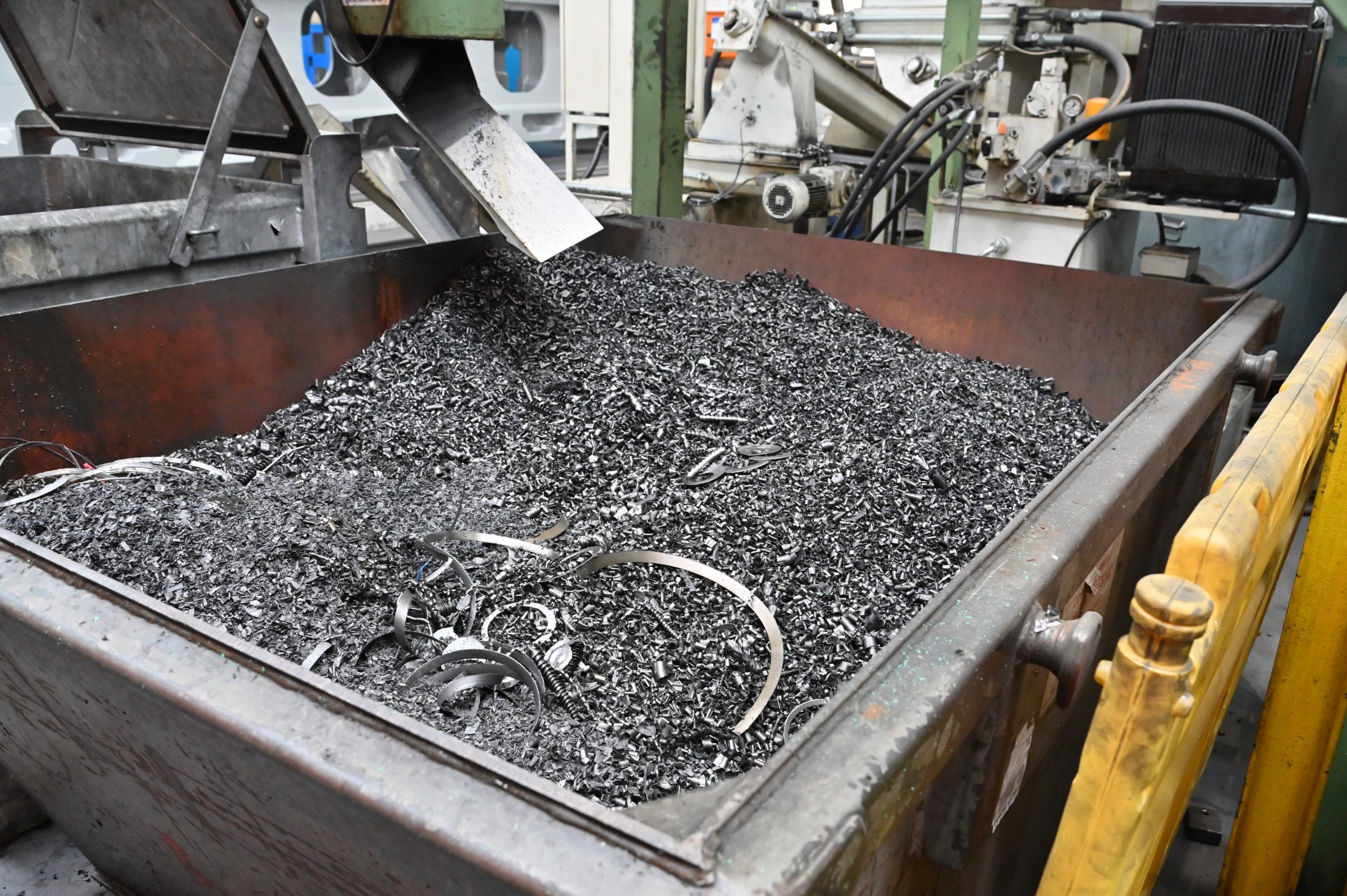 Weit mehr als tausend Tonnen Gussspäne fallen jährlich im Augsburger Werk von Everllence bei der spanenden Bearbeitung an. Zu kompakten Briketts gepresst werden sie in der eigenen Gießerei erneut eingeschmolzen. Copyright: RUF Maschinenbau GmbH & Co. KG