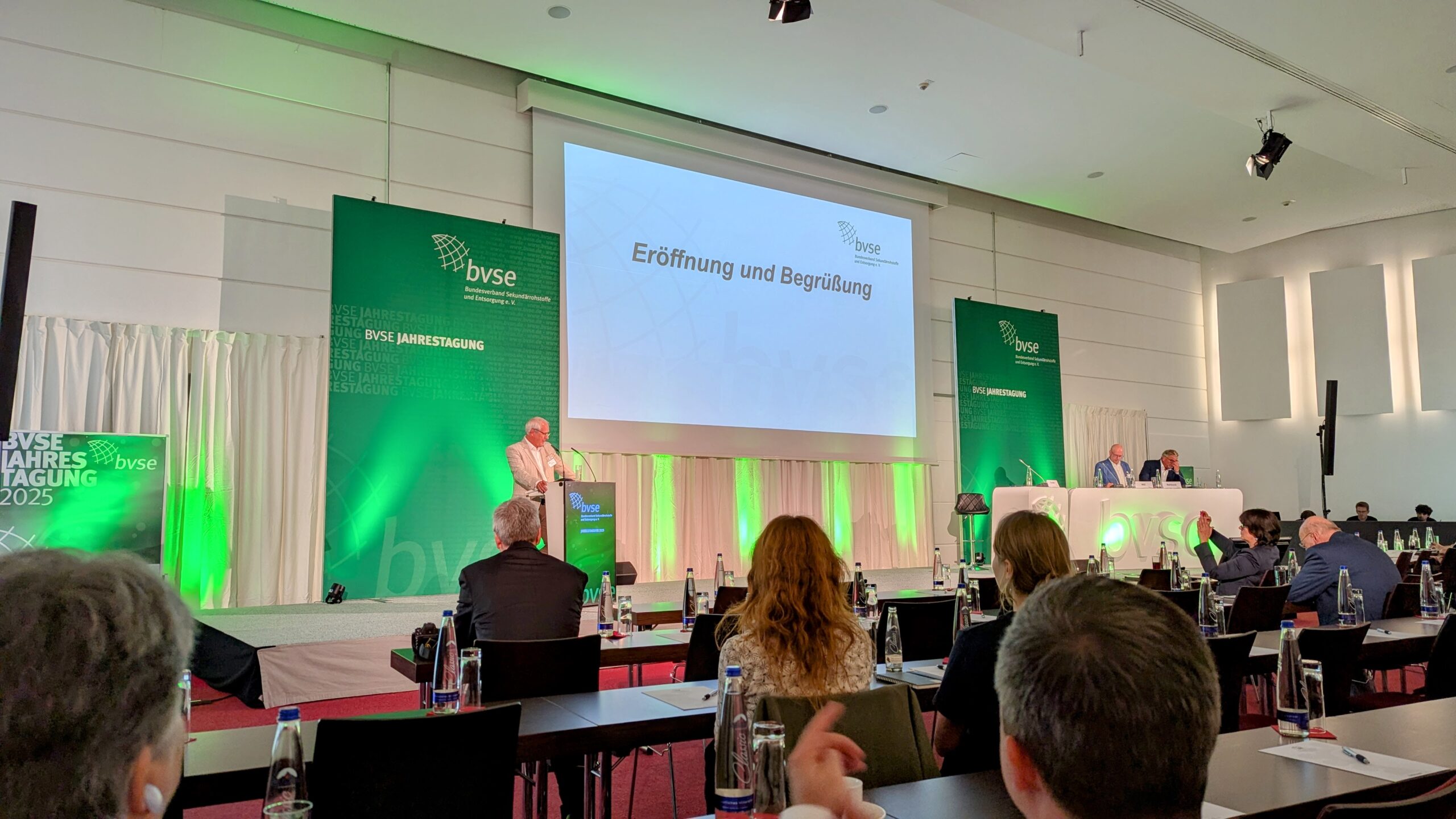 Eröffnung der bvse-Jahrestagung 2025: Die Recyclingbranche diskutierte aktuelle Herausforderungen und forderte offene Märkte für Sekundärrohstoffe. (Quelle: Marius Schaub)