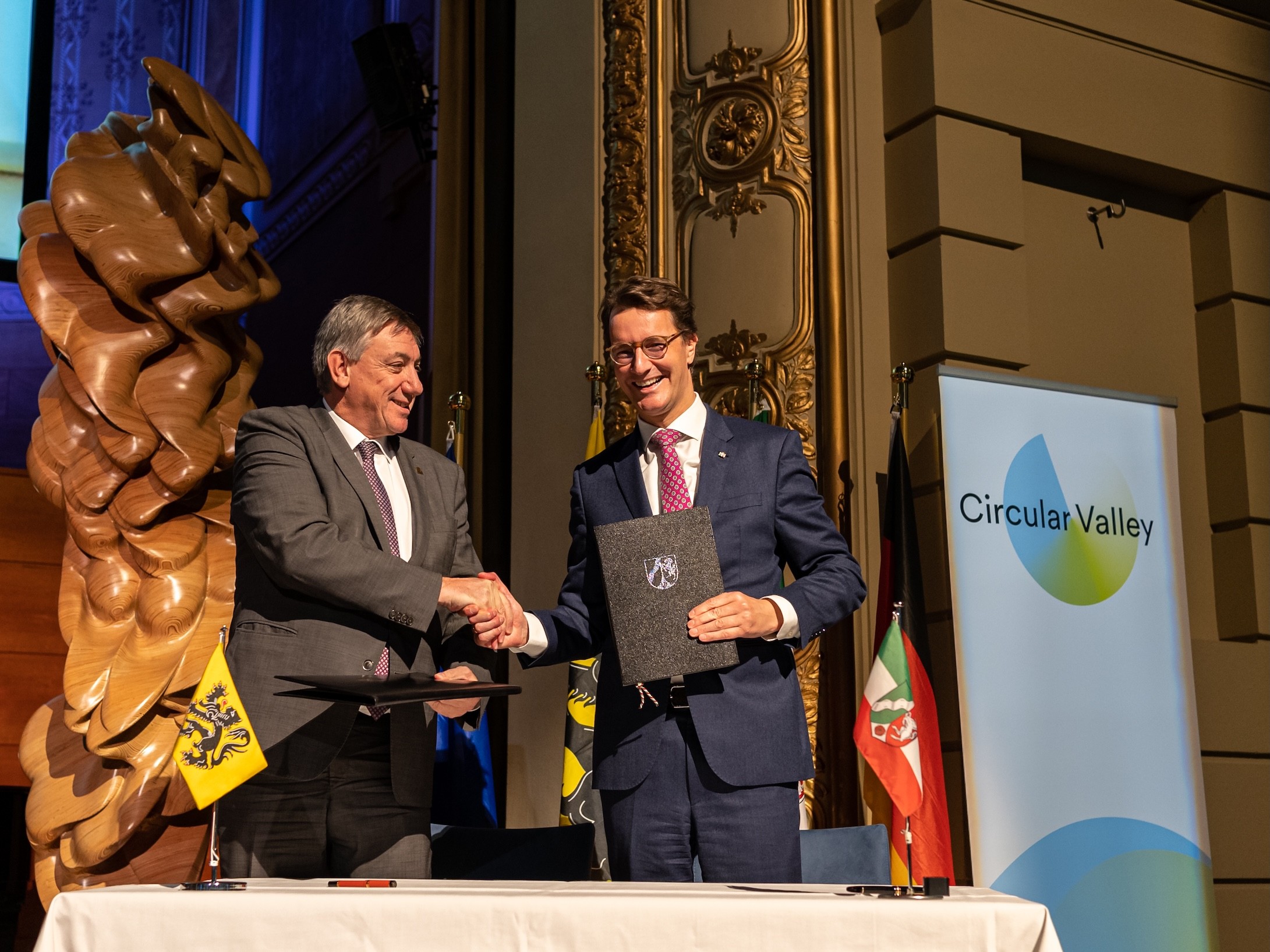 Unterzeichnung der Kooperationsvereinbarung zwischen Nordrhein-Westfalen und Flandern beim Circular Valley Forum 2025 in Wuppertal mit Jan Jambon (Flandern) und Hendrik Wüst (NRW). (Quelle: Circular Valley)