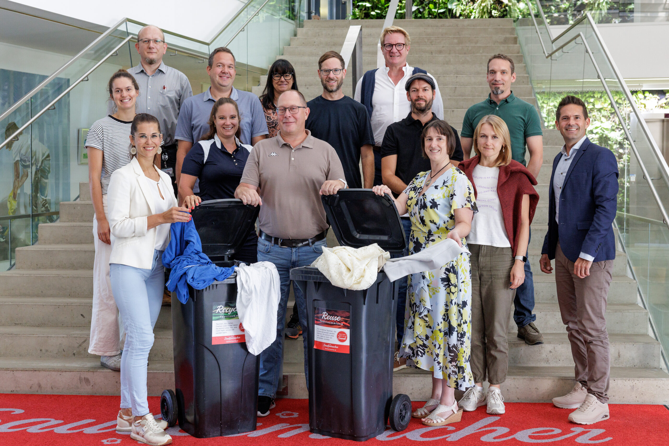 v.l.n.r.: Erste Reihe: Eva Wurzer, Projektentwicklerin Saubermacher; Herwig Pfeiffer, Verfahrenstechniker Saubermacher; Astrid Arnberger, Leiterin Forschung und Entwicklung Saubermacher; Zweite Reihe: Elisa Heitzinger; Junior Assistentin Saubermacher; Selina Möllnitz, Bernhard Binder Mechatronics & Automation; Laurin Ginner, AIT; Nadezda Kirillova, TU Graz; Bernhard Pürschl, KNAPP; Dritte Reihe: Veit Arzberger, Verfahrenstechniker Saubermacher; Bernhard Binder, Bernhard Binder Mechatronics & Automation; Iris Martinz, funds4yourbiz; Alexander Eckert, AIT; Walter Thomsen, Resolut Consulting; Horst Possegger, TU Graz. Copyright: Saubermacher
