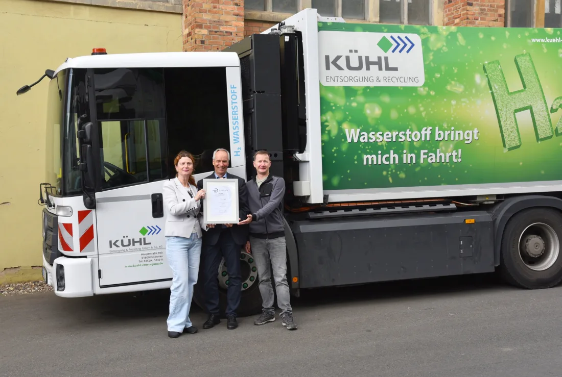 Bei der Urkundenübergabe in Heidenau (v.l.n.r.): Kühl-Geschäftsführerin Sylvia Bauknecht, Jörg Lacher, Geschäftsführer der bvse-Entsorgergemeinschaft und Verkehrsleiter Jens Angermann. Copyright: bvse