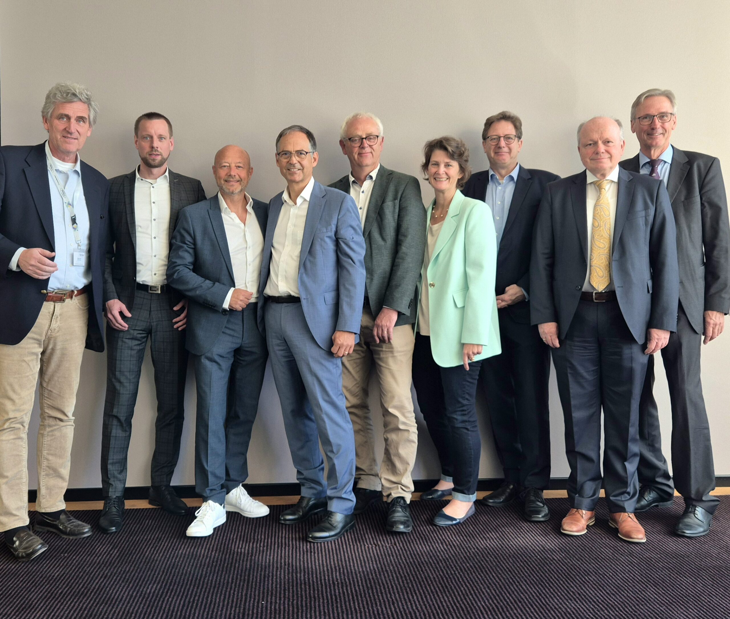Der neu gewählte Vorstand des Tecpart-Verbands mit Geschäftsführer Michael Weigelt (Mitte) bei der Mitgliederversammlung in Heilbronn. (Quelle: Tecpart)