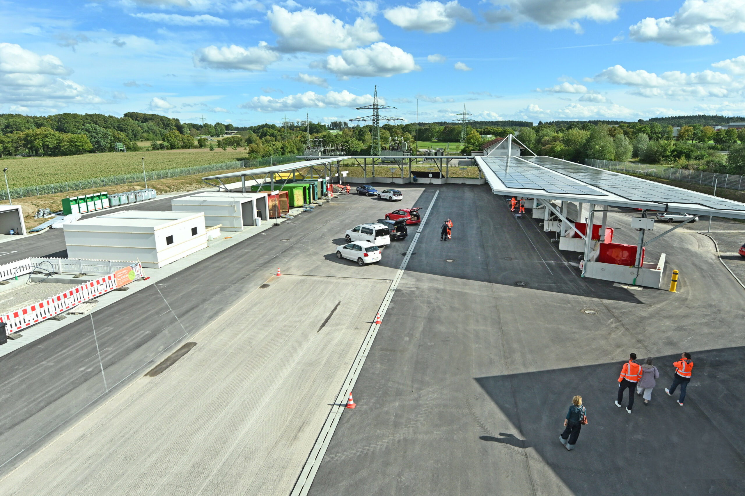 Das neue Wertstoffzentrum Gilching in Argelsried: moderne Anlage mit großem Annahmespektrum und Photovoltaik-Dach. (Quelle: Awista-Starnberg/Nila Thiel)