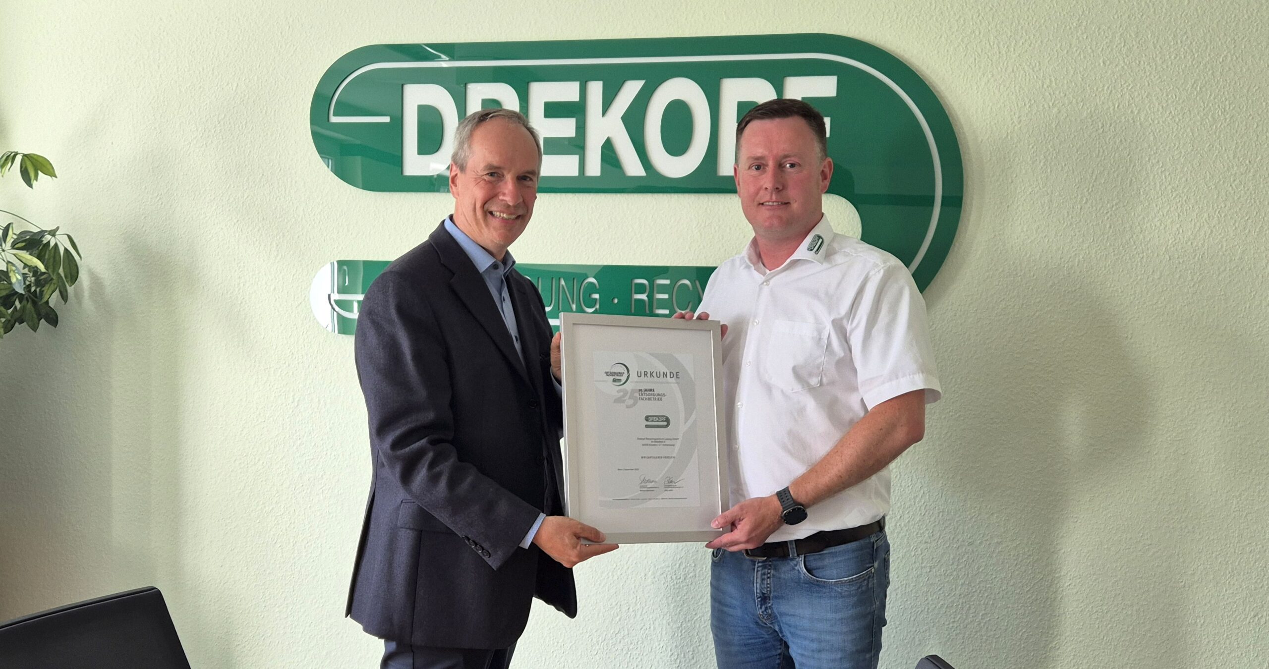 Jörg Lacher, Geschäftsführer der bvse-Entsorgergemeinschaft überreicht Michael Pötzscher, Geschäftsführer der Drekopf Recyclingzentrum Leipzig GmbH die Urkunde „25 Jahre Entsorgungsfachbetrieb“. Copyright: bvse