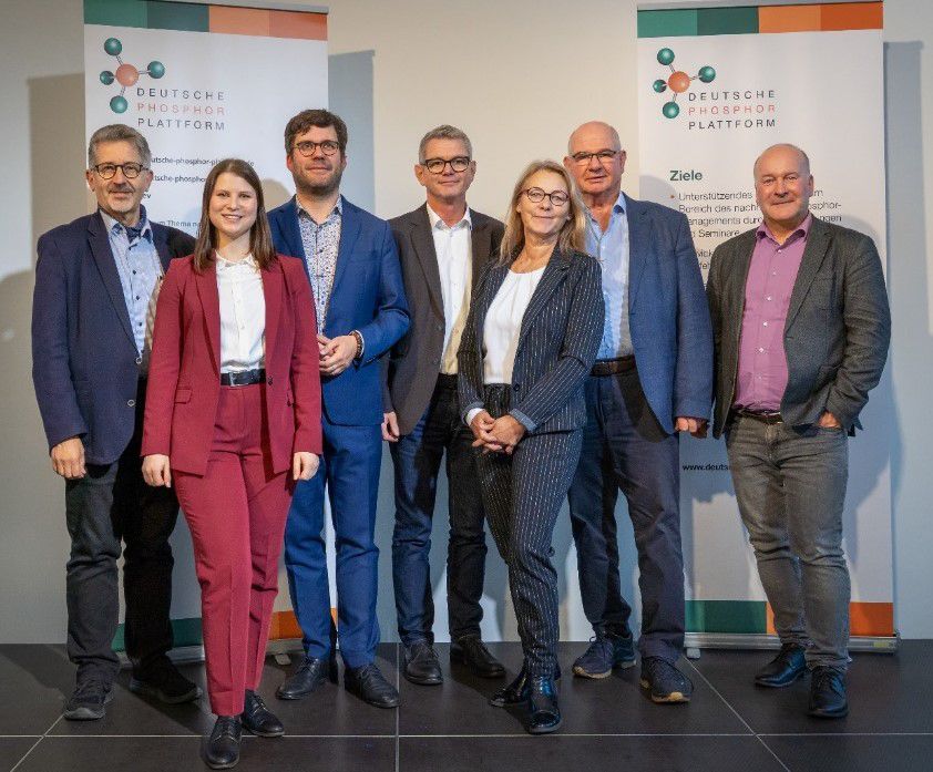 Neu gewählter Vorstand der Deutschen Phosphor-Plattform DPP e.V. der Legislaturperiode 2025-2027 mit der Geschäftsführerin; v.l.n.r. Herbert Hochgürtel, Tabea Knickel, Dr. Daniel Frank, Rudolf Turek, Simone Apitz, Prof. Dr. Diedrich Steffens, Dieter Leimkötter Copyright: DPP 2025.