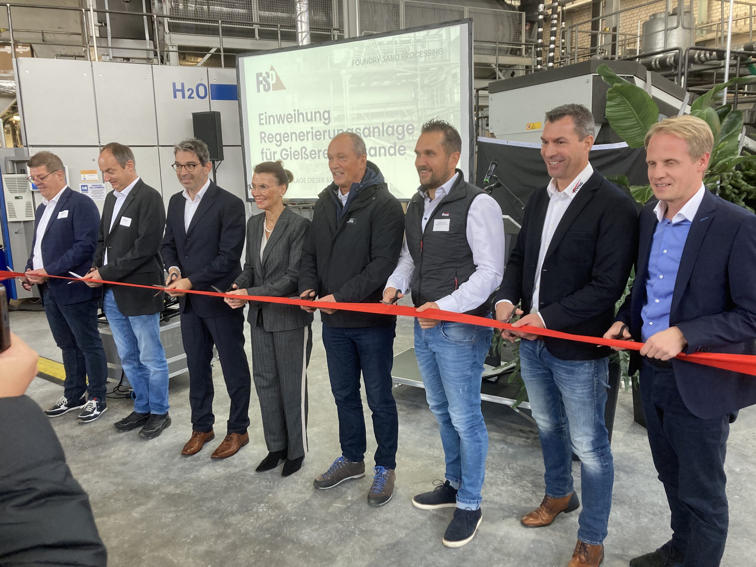 Nahmen am 24.10.2025 die Reinigungsanlage in Betrieb (v.l.): Stefan Zimmermann, Falk Denke, André Baumann, Rita Schwarzlühr-Sutter, Walter und Alexander Feeß, Feess-Geschäftsführer Jochen Röhrer und MdB Matthias Hiller. Copyright: Leonhard Fromm