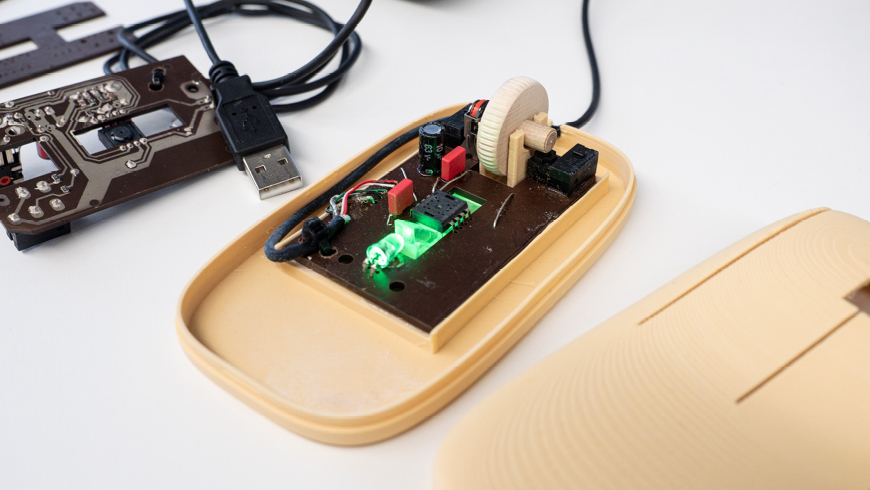 Bei dieser Computermaus besteht nicht nur das Gehäuse aus bioabbaubarem Material, sondern auch die Leiterplatte. Copyright: Empa