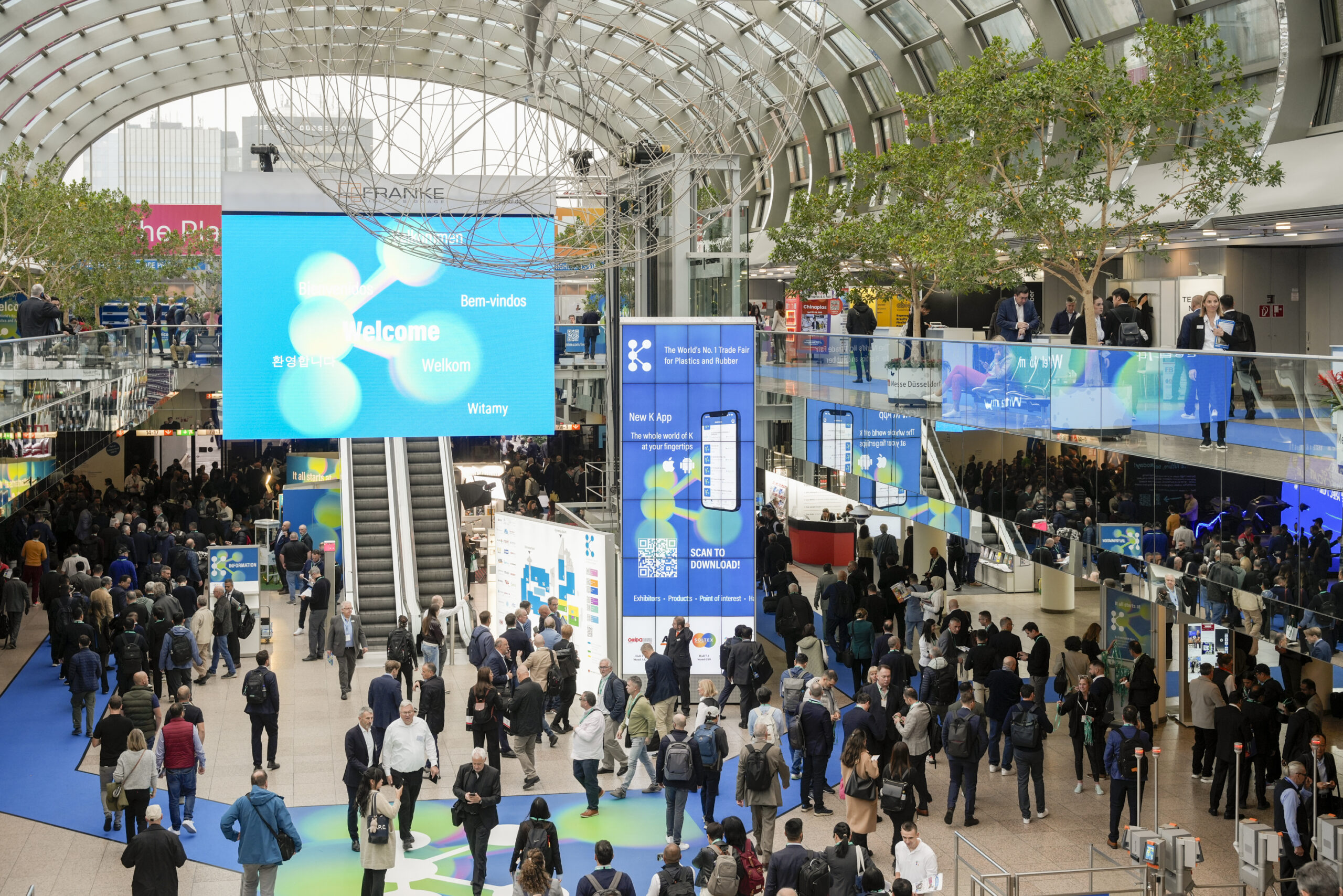 Die Kunststoff- und Kautschukbranche präsentiert ihr komplettes Leistungsspektrum und die ganze Vielfalt innovativer Anwendungen auf ihrer weltweit wichtigsten Messe, der K 2025, die vom 8. bis 15. Oktober in Düsseldorf stattfindet. 3,257 Aussteller aus allen Kontinenten (66 Länder) stellen ihre neuesten Entwicklungen vor. Die Netto-Ausstellungsfläche liegt bei 177.667 Quadratmetern, alle Hallen inklusive Flächen im Freigelände sind komplett ausgebucht. Unter dem Motto „The Power of Plastics! Green – Smart – Responsible“ setzt die K 2025 klare Akzente: Kunststoffe als unverzichtbare Innovationstreiber – nachhaltig, intelligent und verantwortungsbewusst. Copyright: Messe Düsseldorf