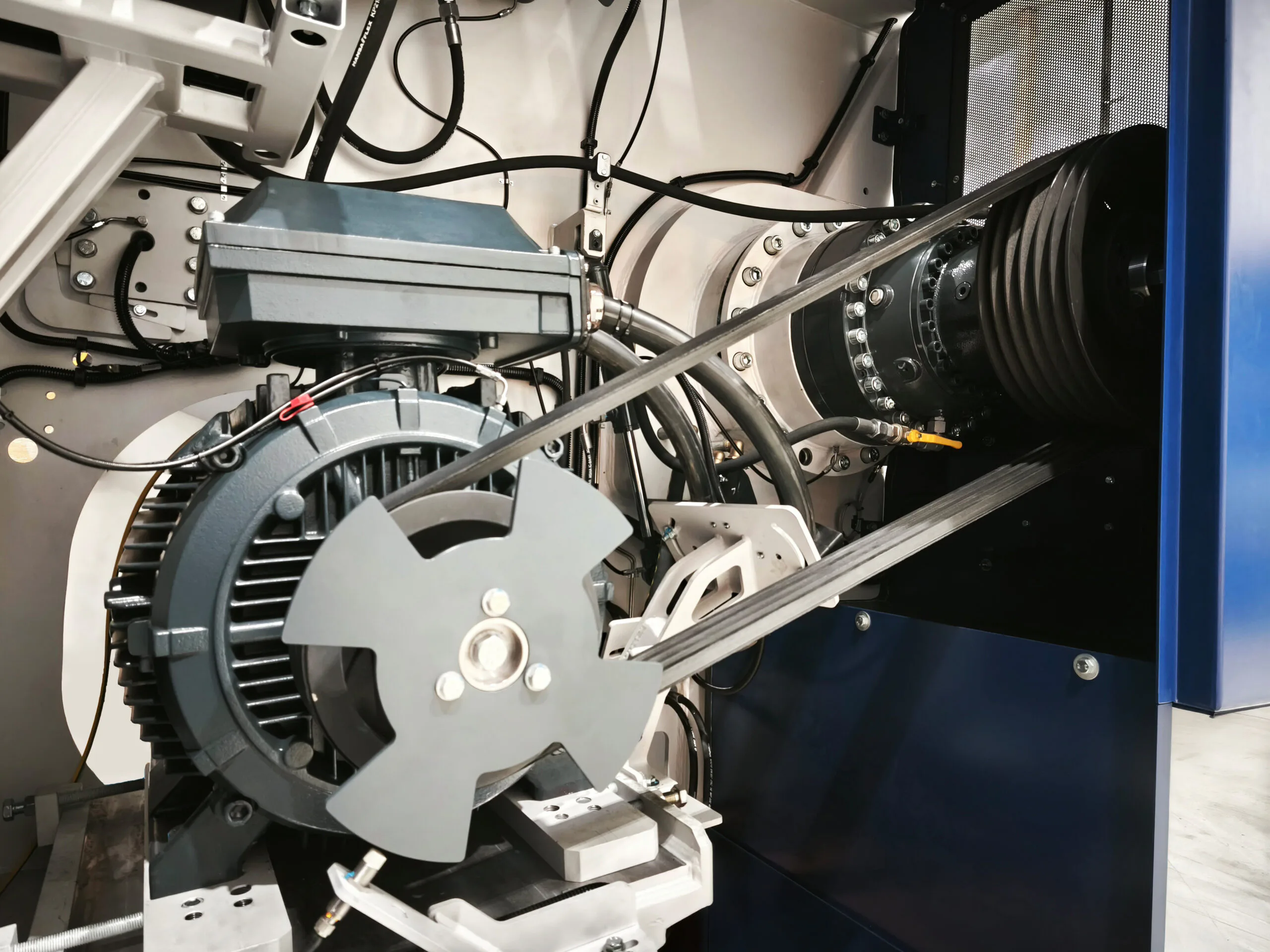 Herzstück der Micromat-Serie IV ist der Synchron-Reluktanzmotor der Energieeffizienzklasse IE6. Er überzeugt mit einem beeindruckenden Wirkungsgrad von > 97 % und kommt ganz ohne seltene Erden aus. Das neue patentierte Riemenkupplung und das automatische Riemenspannsystem (ATB) runden das neue Antriebskonzept ab. Bilder Copyright: Lindner Recyclingtech