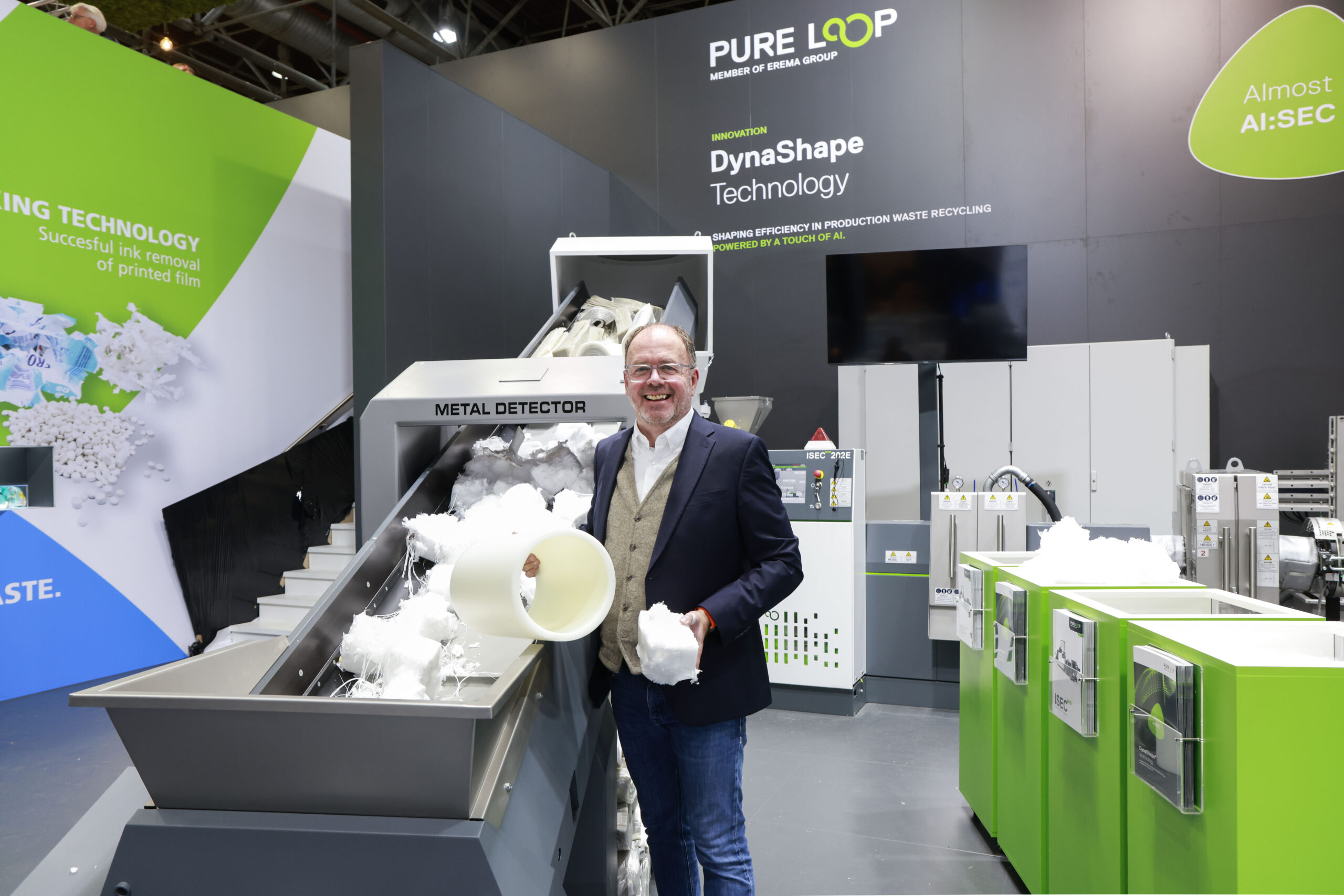 Manfred Dobersberger, Managing Director von Pure Loop, präsentiert auf der K Messe in Düsseldorf die intelligente Automatisierungslösung DynaShape für die ISEC evo Recyclingmaschine. Copyright: Pure Loop