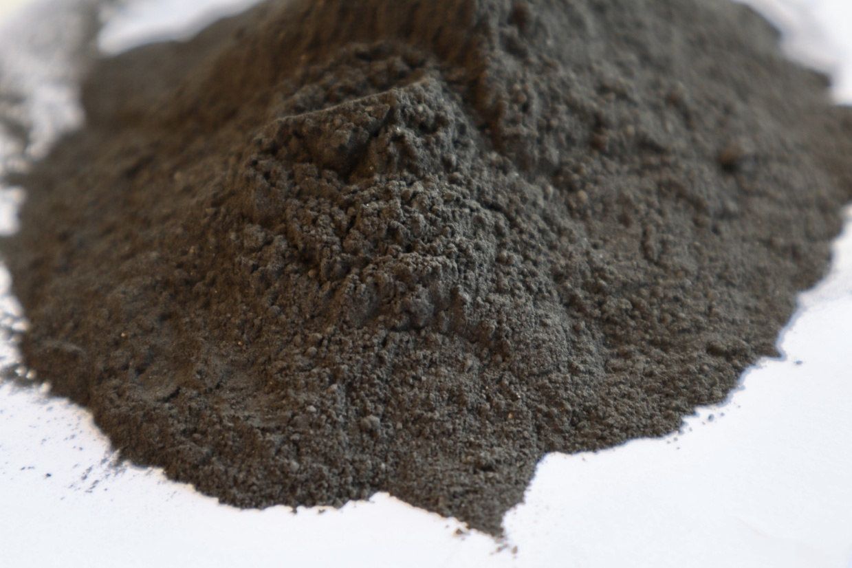 Schwarzmasse zurückgewonnen aus Batterien. Copyright: Accurec Recycling