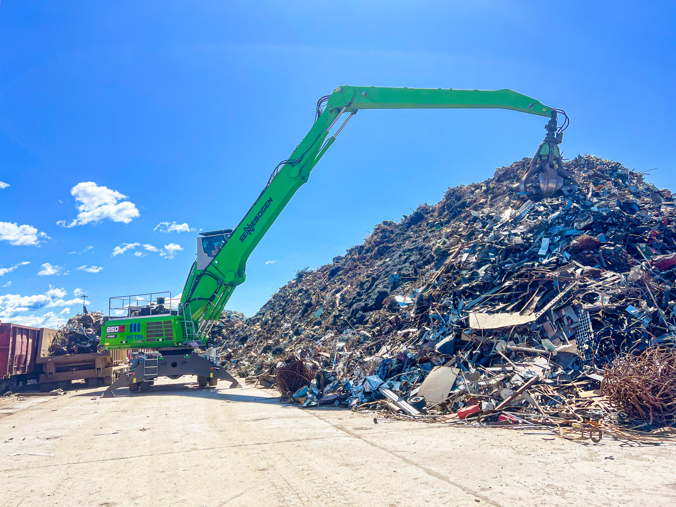 Dank des K21-Auslegers erreicht der Sennebogen 850 G bis zu 21 m und ermöglicht höhere Schrotthalden. Foto: Cesaro Mac Import