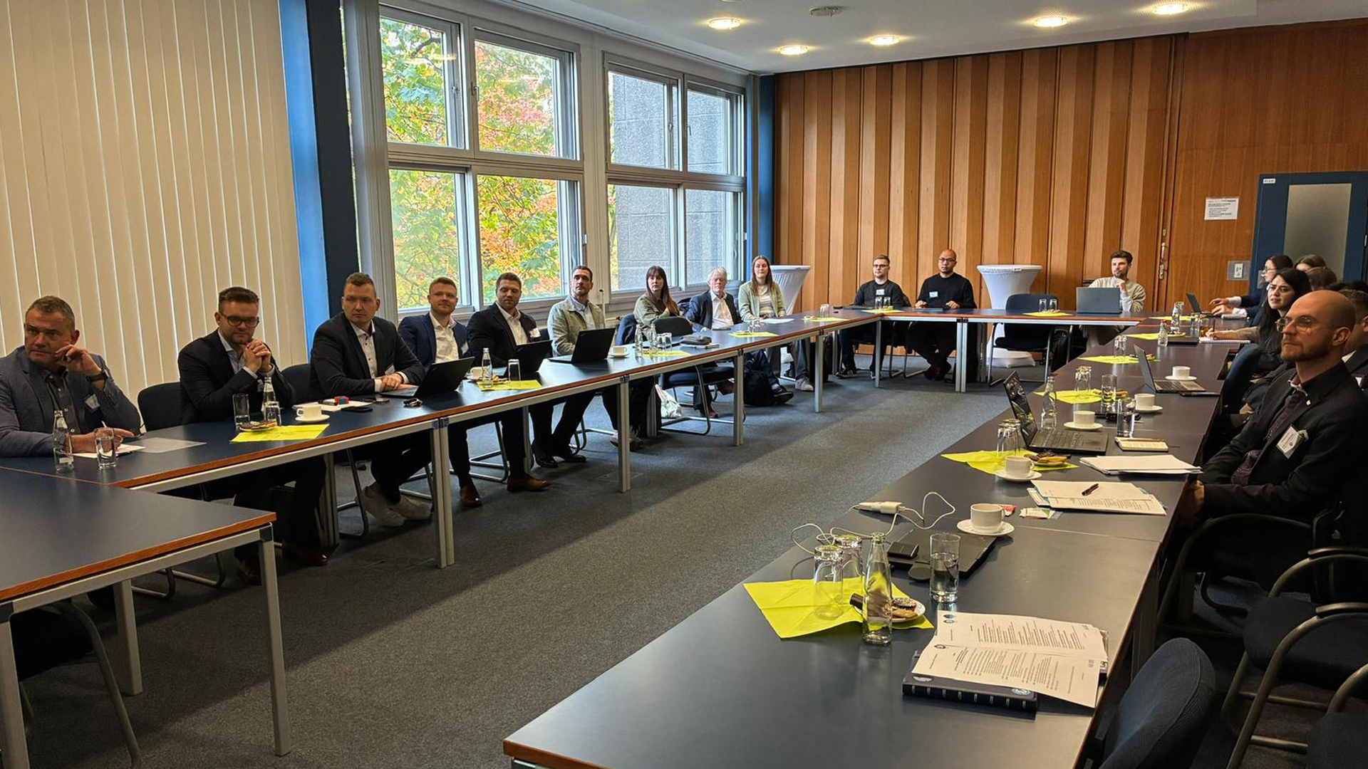 Im Mittelpunkt des interdisziplinären wissenschaftlichen Austauschs standen in Paderborn sieben fundierte Fachvorträge aus unterschiedlichen Fachrichtungen – von der mechanischer Aufbereitung verschiedener Abfallstoffe über die ökobilanzielle Bewertung von Karbonisaten aus der Altreifenpyrolyse bis hin zu
innovativen Konzepten zur Förderung der Kreislaufwirtschaft durch Digitalisierung. Copyright: AZuR.