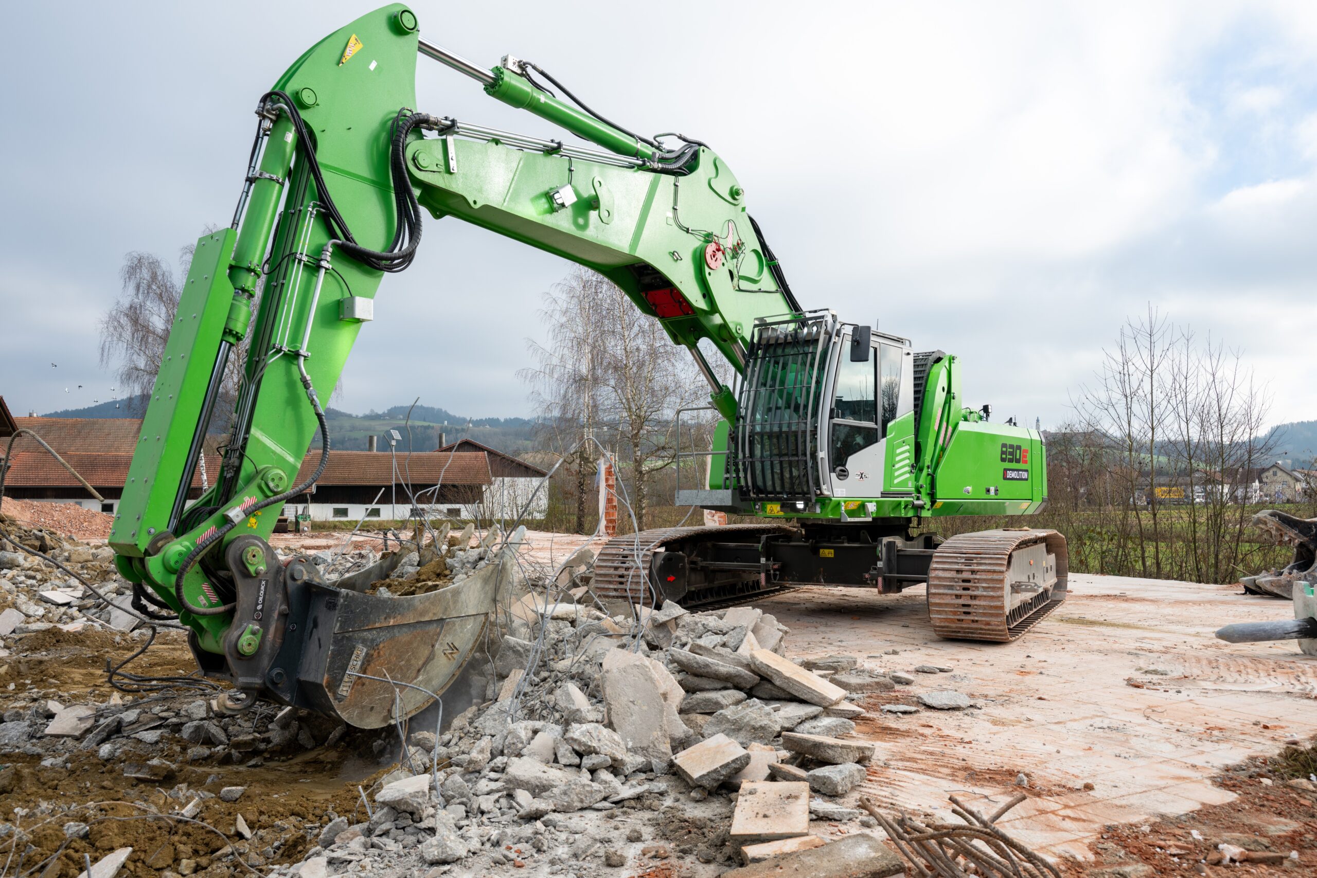 Die neue Erdbauausrüstung mit zugehörigem Tieflöffel macht den 830 E Demolition zum Allrounder auf jeder Abbruchbaustelle und ermöglicht den Gebäuderückbau und das Ziehen von Fundamenten kombiniert in einer Maschine. Copyright: Sennebogen