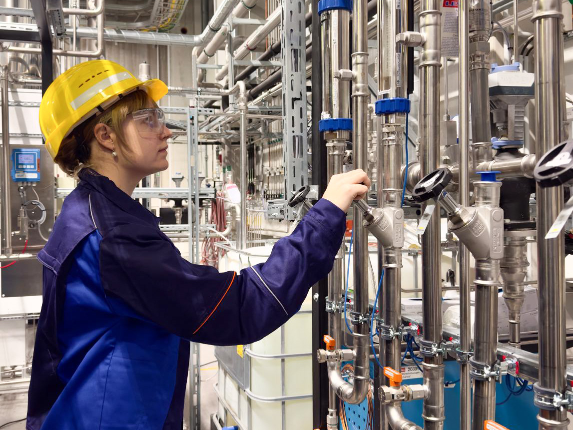 An der Versuchsanlage für den Plasma-Gasifizierungsprozess erproben die Wissenschaftler ein innovatives Verfahren ohne Sauerstoffzufuhr. Copyright: TUBAF