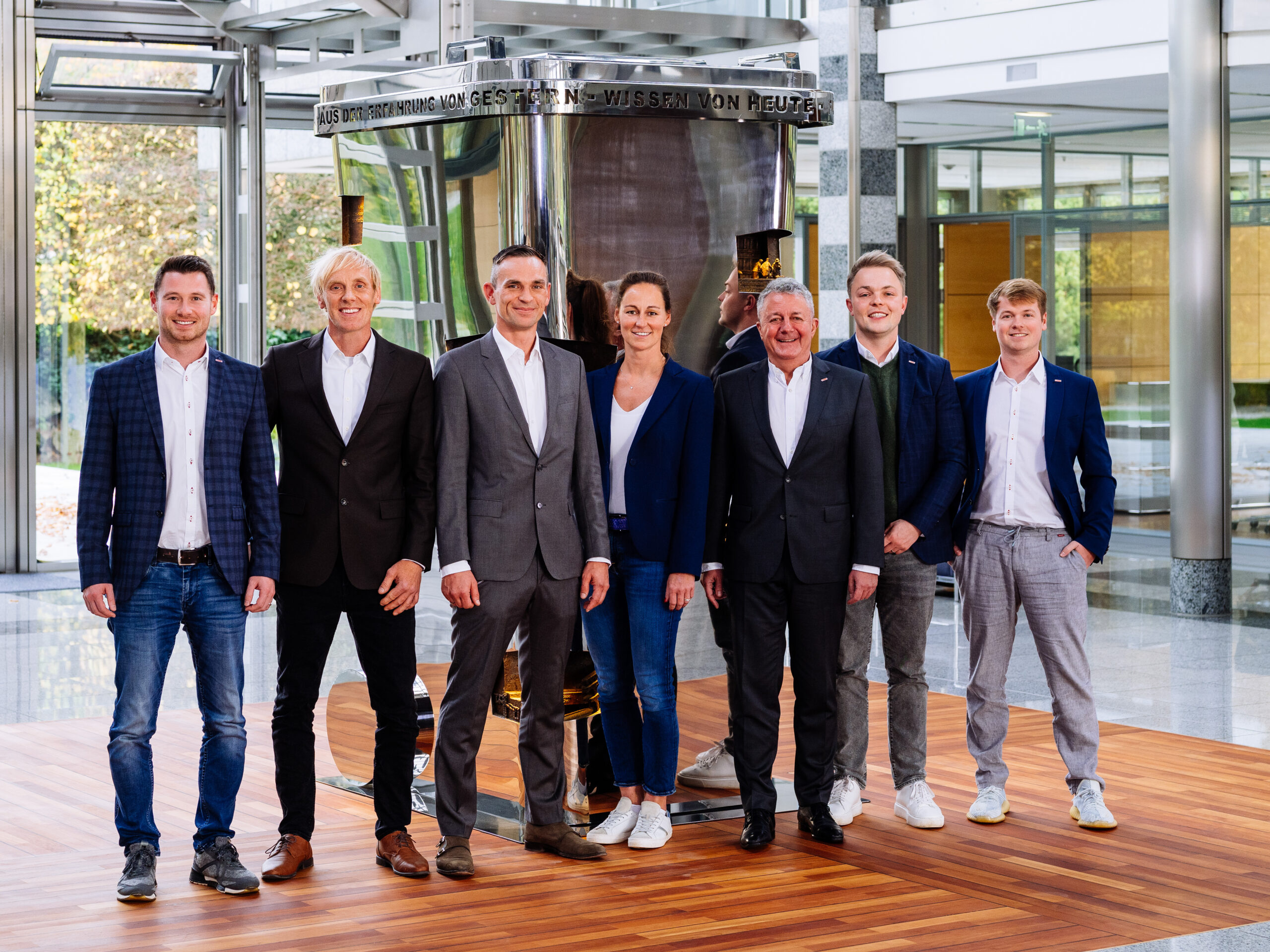 (v.l.n.r.): Gustav Henrik Edelhoff, Michael Schenker, Thomas Schenker sowie Kim Klaudia Höhne, Christian Meret, Philip Alexander Fechner und Max Wilhelm Edelhoff freuen sich auf die Zusammenarbeit. Copyright: Lobbe