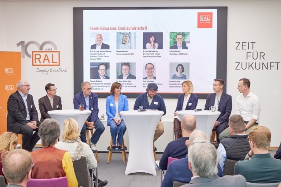 Die Panel-Diskussion beim RAL Forum Kreislaufwirtschaft. Copyright: freiheit Werbeagentur)