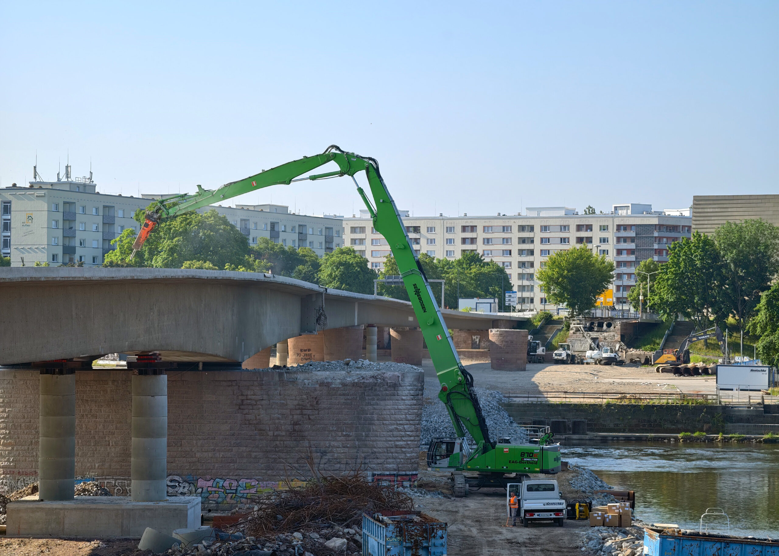 Der Sennebogen 870 E Demolition brachte die Carolabrücke in Dresden kontrolliert zum Einsturz. Copyright: Schlüter für Baumaschinen; Dan Windhorst
