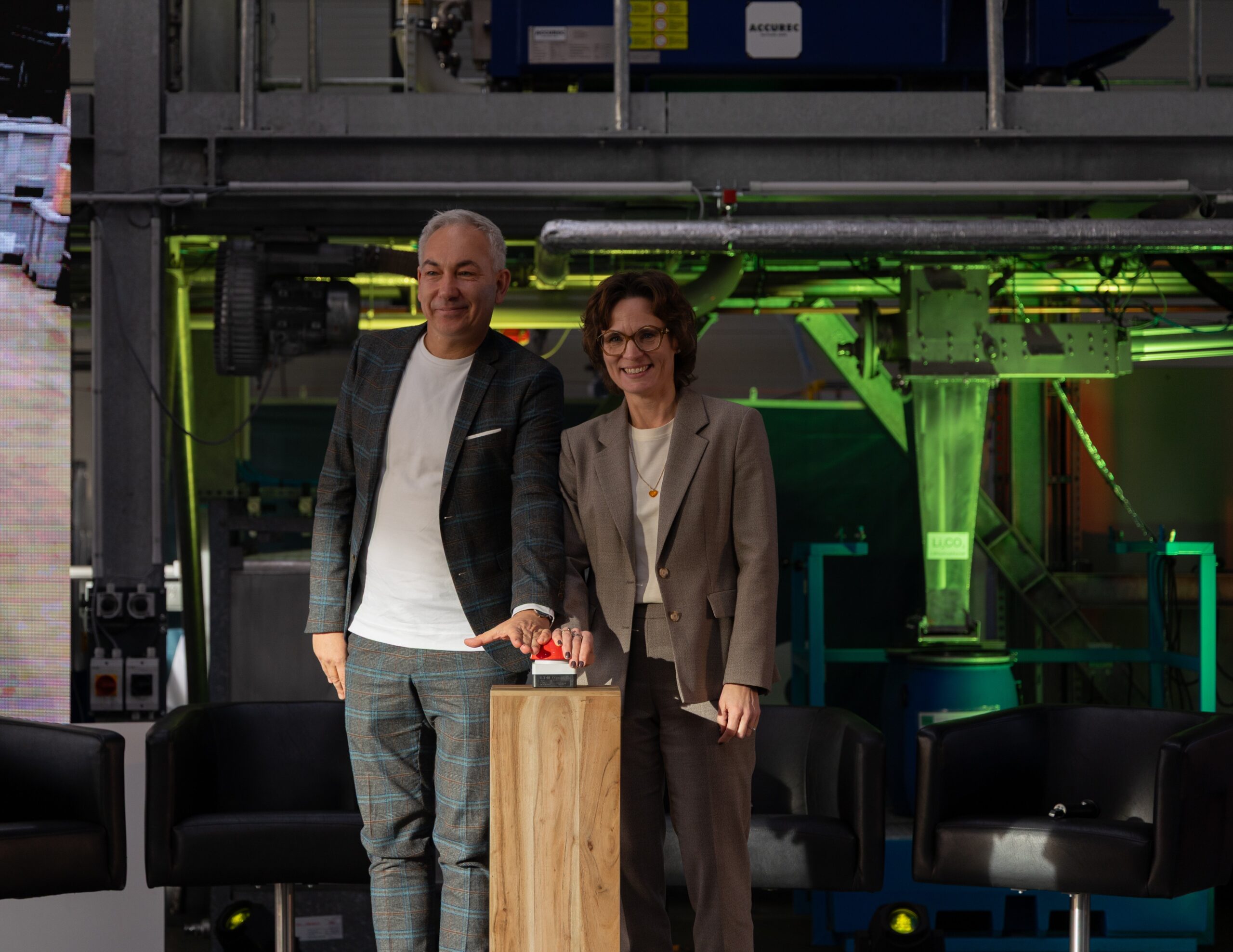 Dr. Reiner Th. Sojka, Gründer und Geschäftsführer der Accurec-Recycling GmbH und Jessika Roswall, EU-Kommissarin für Umwelt, Wasserresilienz und wettbewerbsfähige Kreislaufwirtschaft, eröffnen die Accurec-Anlage. Copyright: Felicia Weyhe, Accurec-Recycling GmbH