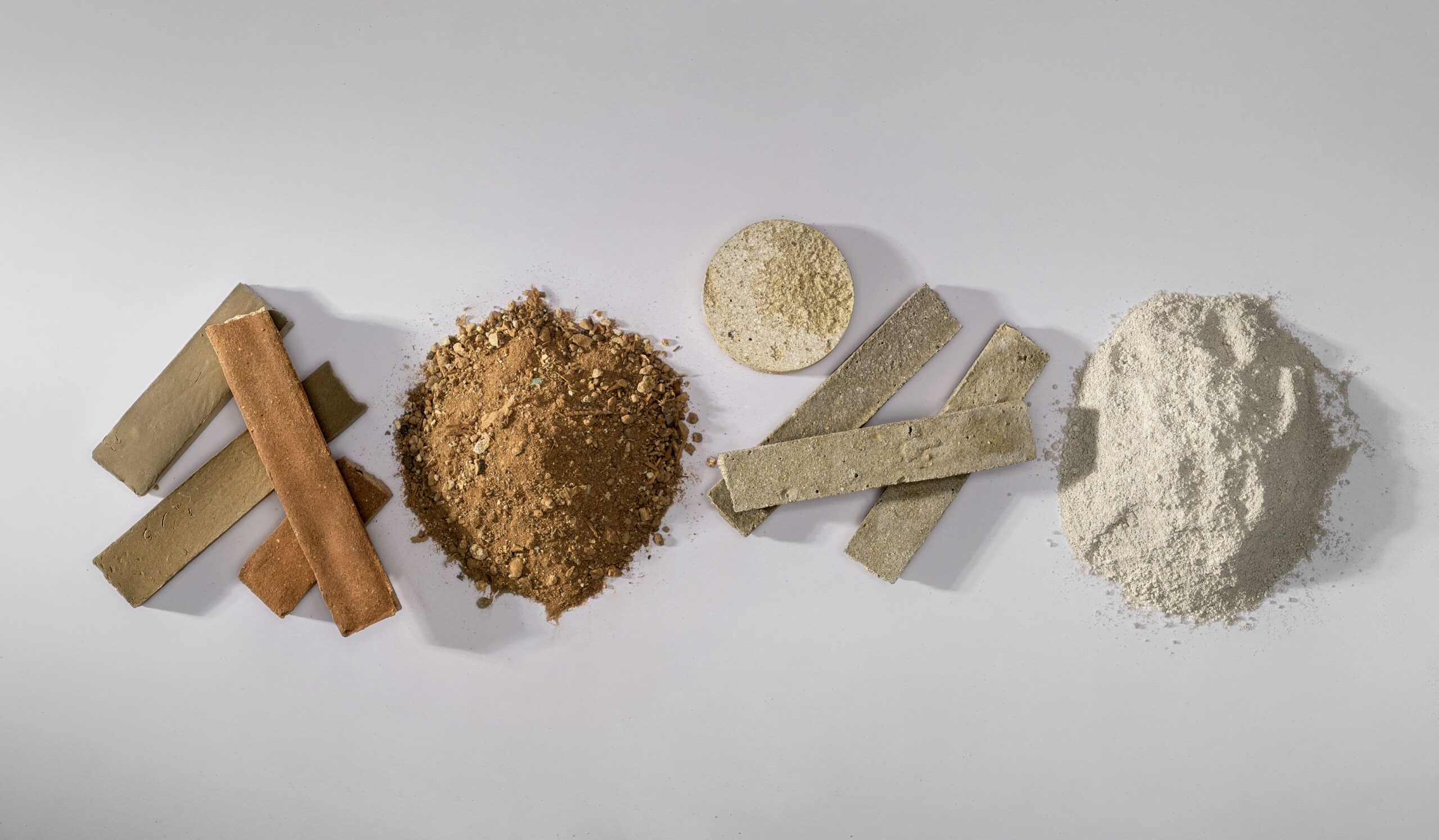 Das Baumaterial besteht aus bis zu 80 % Bauabfällen, darunter Beton, Gips, Keramik, Fliesen, Steinmehl, Sand und Glas, die nicht getrennt oder sortiert werden müssen. Copyright: Arkadi Raskin