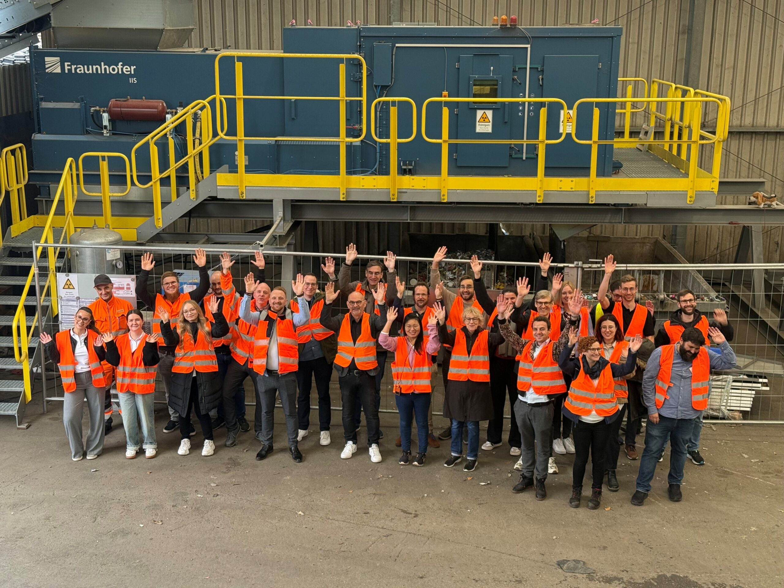 Inbetriebnahme DangerSort: Vertreterinnen und Vertreter des K3I-Cycling Projektes feiern gemeinsam den erfolgreichen Start des KI-basierten Röntgensortiersystems DangerSort. Copyright: Lobbe
