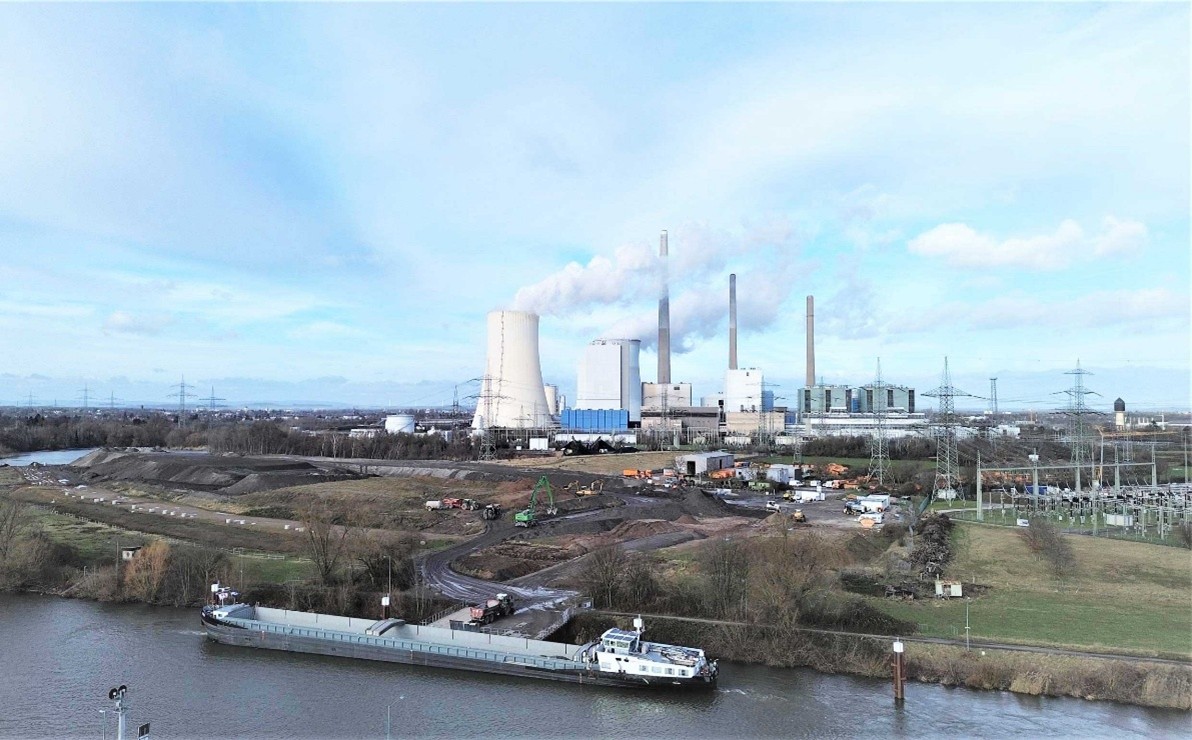 Blick auf die Altdeponie Eisert im Vordergrund. Copyright: Remex GmbH