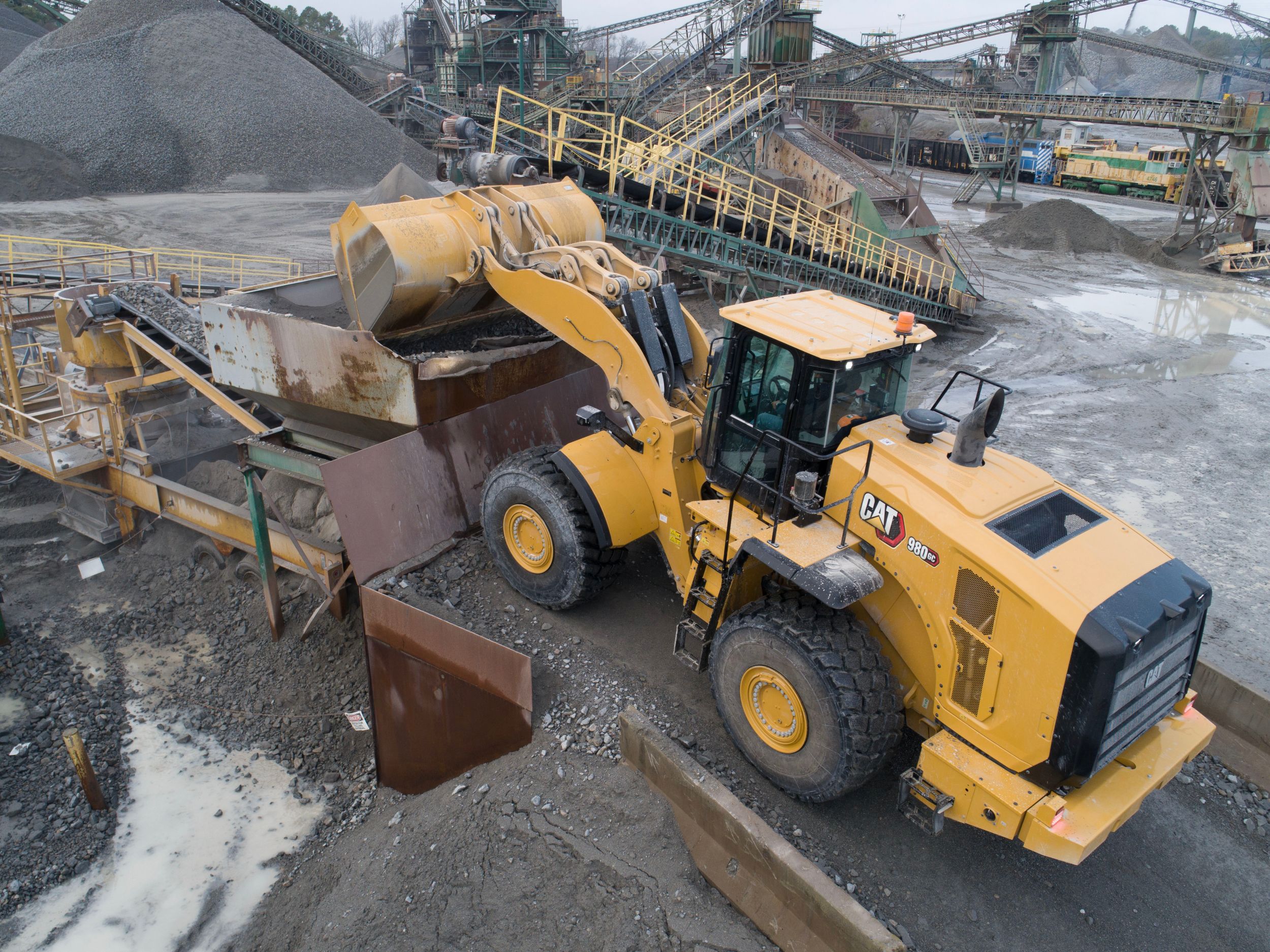 Der neue Cat Radlader 980 GC basiert auf einer Tradition von Radladern mit bewährten Komponenten und integrierten Cat Maschinensystemen. Copyright: Caterpillar