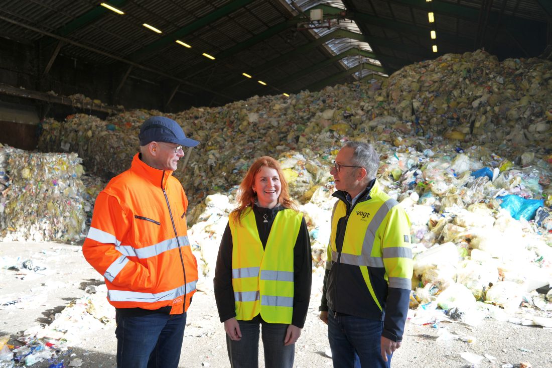 Geschäftsführer Andreas Vogt, Vogt Plastic (rechts), führt bvse-Kunststoffexpertin Anna Roeb (mitte) und bvse-Vizepräsident Herbert Snell (links) durch das Werk in Rheinfelden. Copyright: bvse