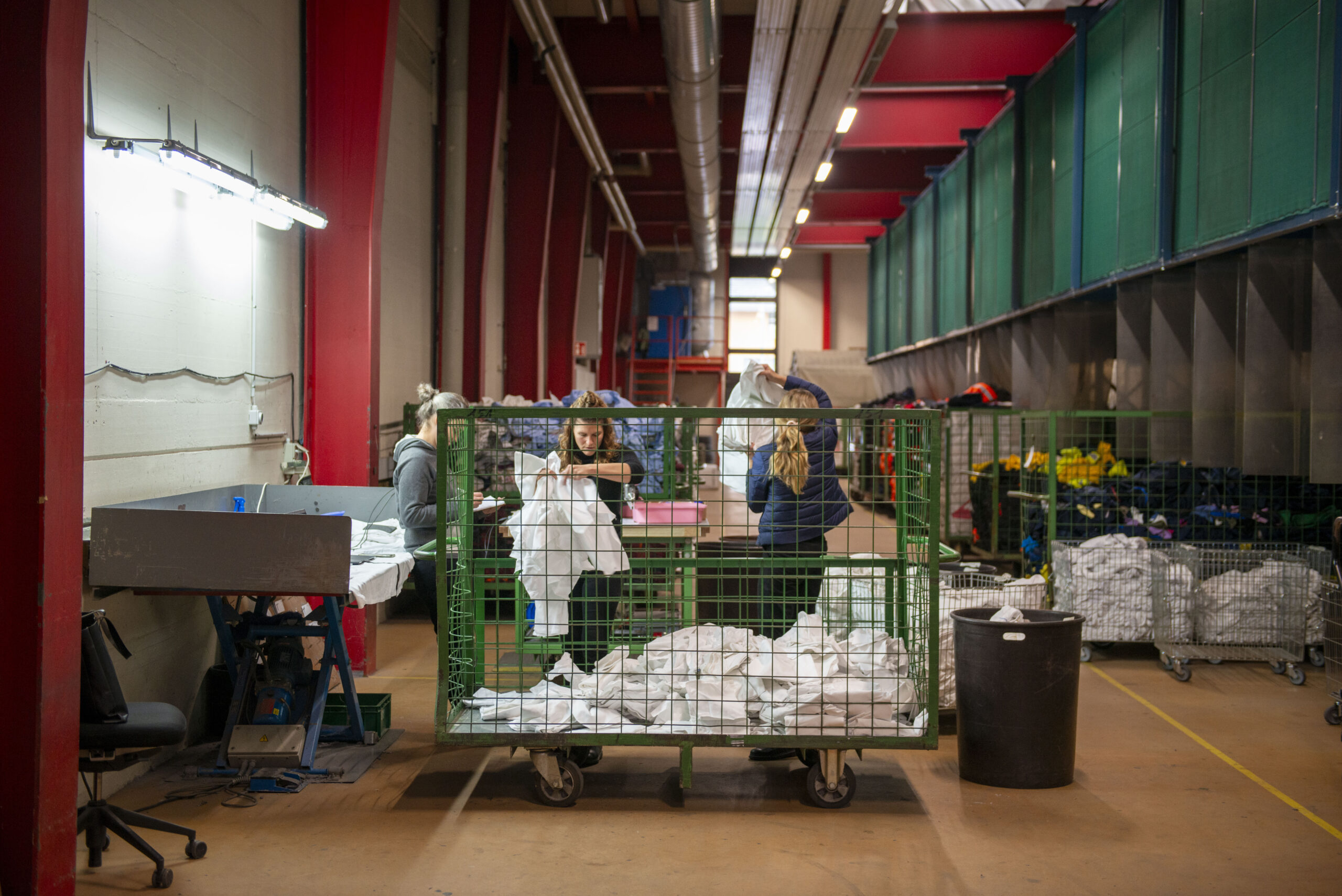 Ein wichtiger Teil des Recyclings: Sortieren. Copyright: HSLU, Forschungsgruppe Produkt & Textil.