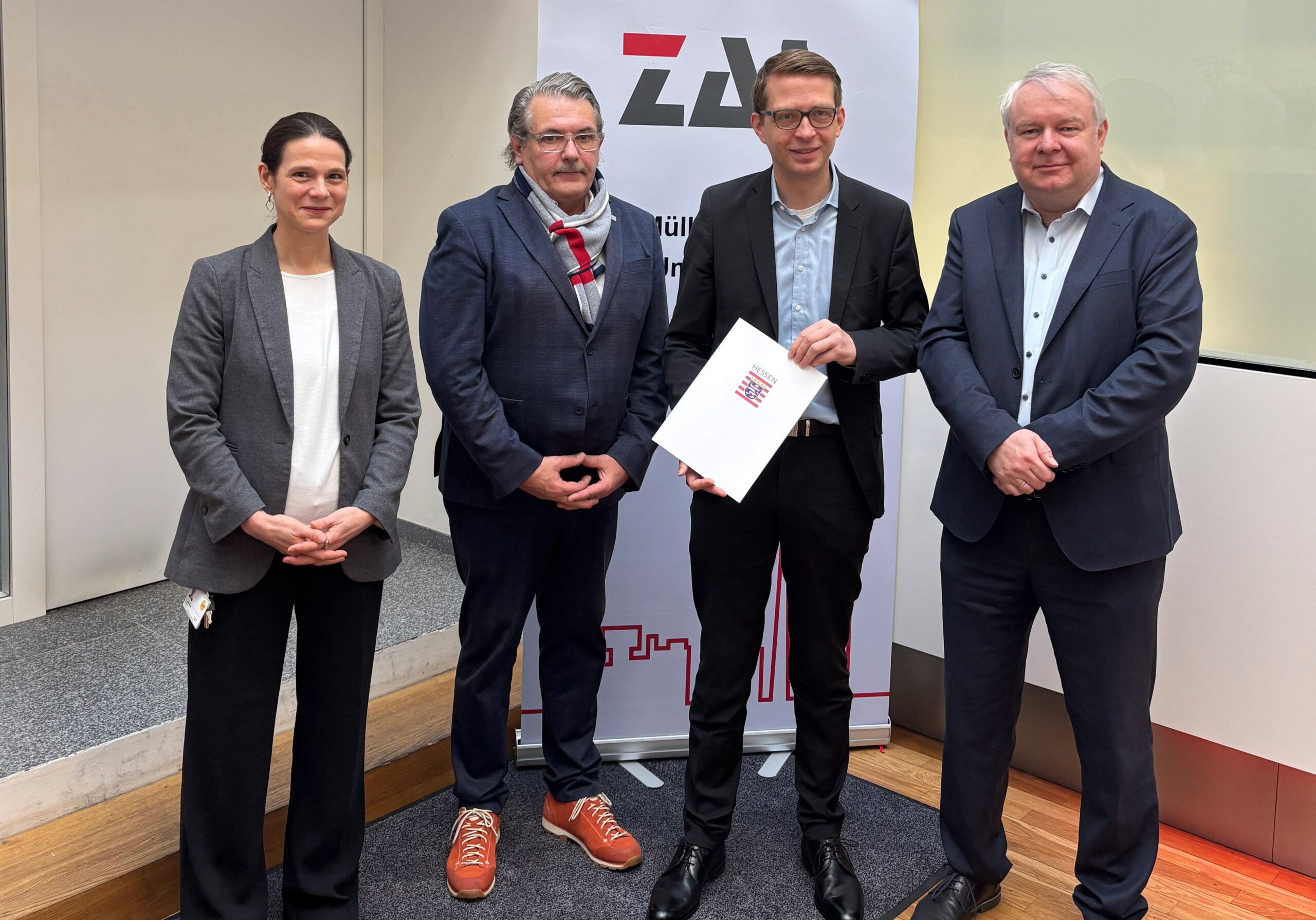 v.l.: Dr. Julia Klinger (ZAS-Geschäftsführung), Klaus Peter Schellhaas (Landrat Darmstadt-Dieburg), Umweltstaatssekretär Michael Ruhl, André Schellenberg (Stadtkämmerer Wissenschaftsstadt Darmstadt). Copyright: HMLU