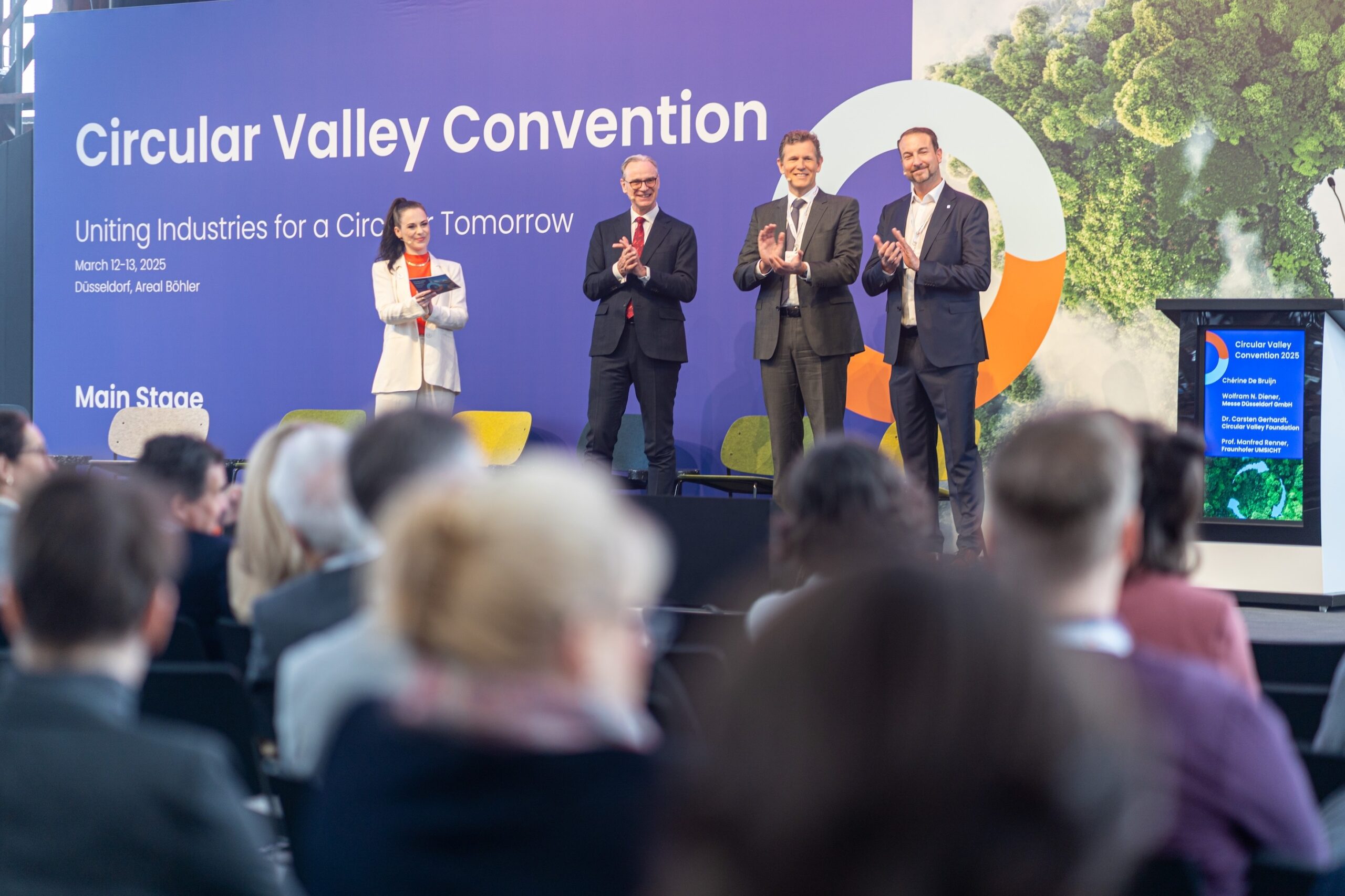 (ab 2.v.l.:) Wolfram Diener, Geschäftsführer der Messe Düsseldorf, Dr. Carsten Gerhardt, Vorsitzender der Circular Valley Stiftung und  Prof. Dr. Manfred Renner vom Fraunhofer CCPE. Copyright: Jan Turek/Circular Valley