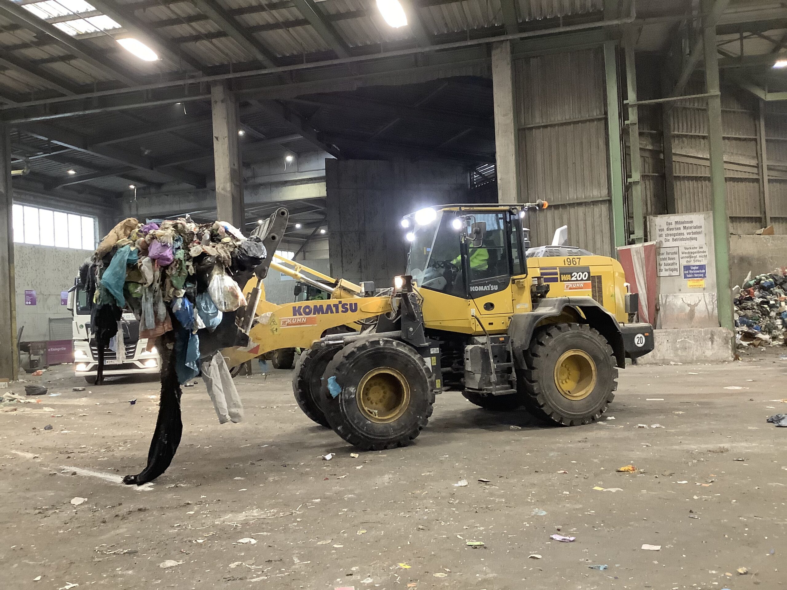 Drei Modelle des Komatsu Radladers WA200-8 sind in der Abfallwirtschaft der Graz Holding im Einsatz. Zwei weitere Komatsu Radlader stehen als Ersatzgeräte immer noch zur Verfügung. Copyright: Kuhn