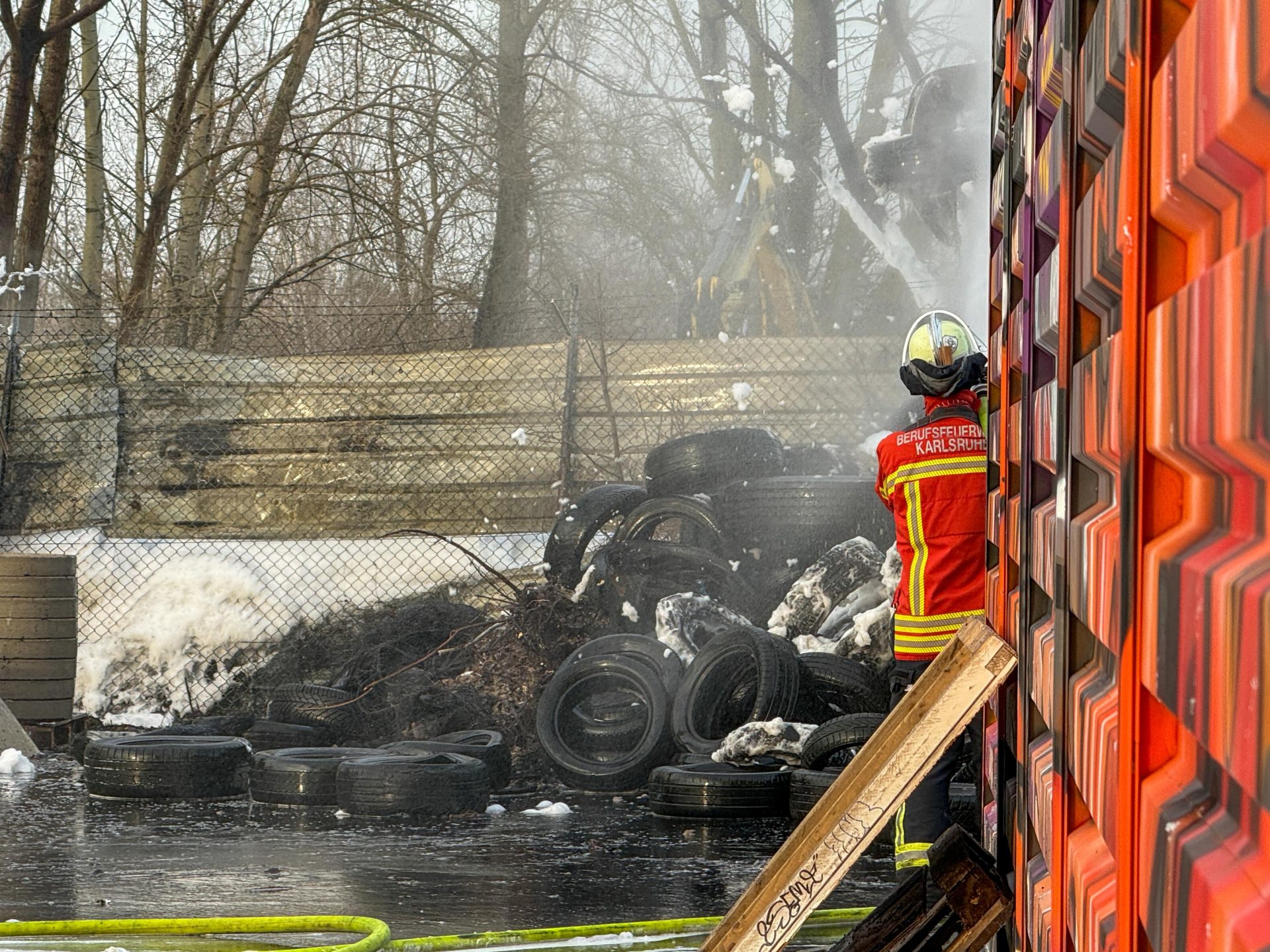Die Feuerwehr war mit zahlreichen Einsatzkräften mehrere Stunden im Einsatz, um den Brand unter Kontrolle zu bringen und ein Wiederaufflammen zu verhindern. Copyright: Einsatz-Report24