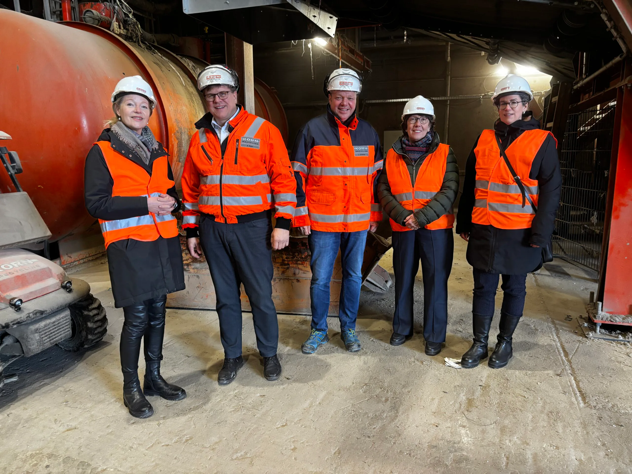 v.l.n.r.: Ministerin Thekla Walker, Alexander Korn (Geschäftsführer Korn Recycling), Jörg Schairer (Neue Technologien Korn Recycling), Gabriele Nuber-Schöllhammer (Leiterin des Ministerbüros), Nadja Milkowski (Leiterin des Referats 25 – Kreislaufwirtschaft: Recht, Produktverantwortung). Copyright: Christine Seizinger