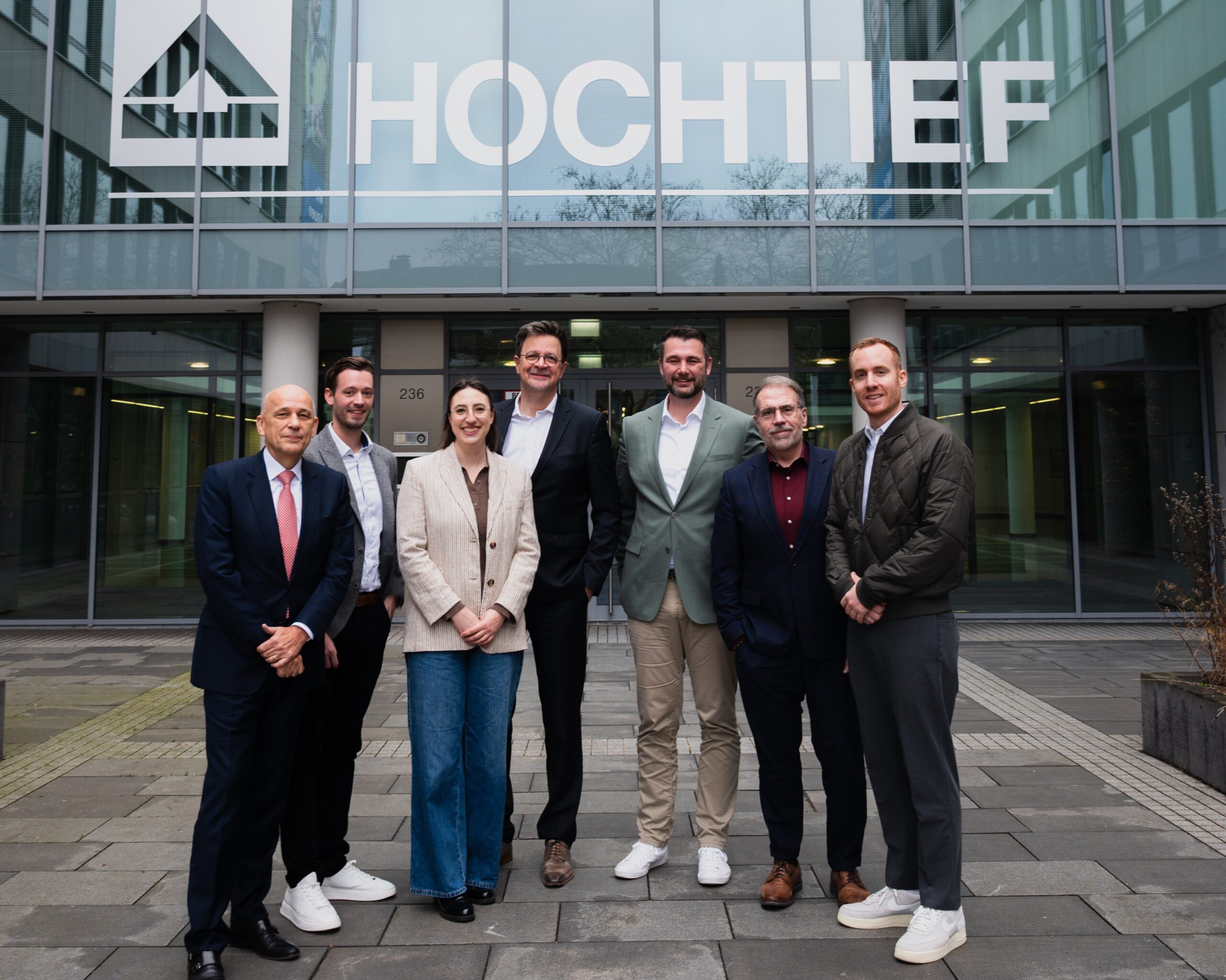 Auftakt der Zusammenarbeit am EDGITAL-Standort in Essen (von links nach rechts): Pierre Vincent (Geschäftsführer, EGN), Rouven Weber (Manager Strategie & Nachhaltigkeit, EGN), Franziska Müller (Geschäftsführerin, EDGITAL), Bernd Holtwick (CFO und COO, HOCHTIEF PPP Solutions), Tim Homann (Leiter Digitalisierung und digitale Transformation, EGN), Stefan Visser (Geschäftsführer, EGN), Dr. Maximilian Brand (Geschäftsführer, EDGITAL). Copyright: Hochtief