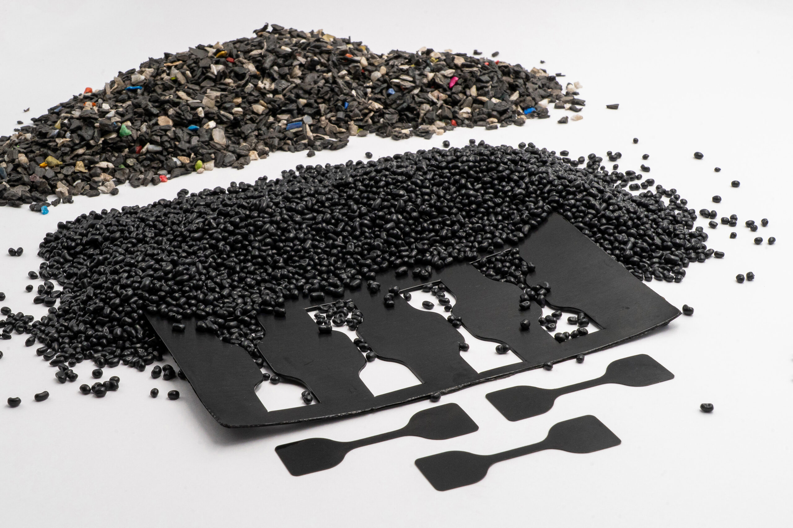 Mahlgut, Rezyklatcompound, Folie und Probekörper für den Strain Hardening Test. Copyright: Luca Hoffmannbeck, SKZ