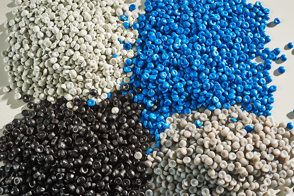 Aus den gesammelten Haushaltkunststoffen entsteht Regranulat, das zur Herstellung von Flaschen, Folien und Rohren verwendet wird. Copyright: InnoRecycling AG