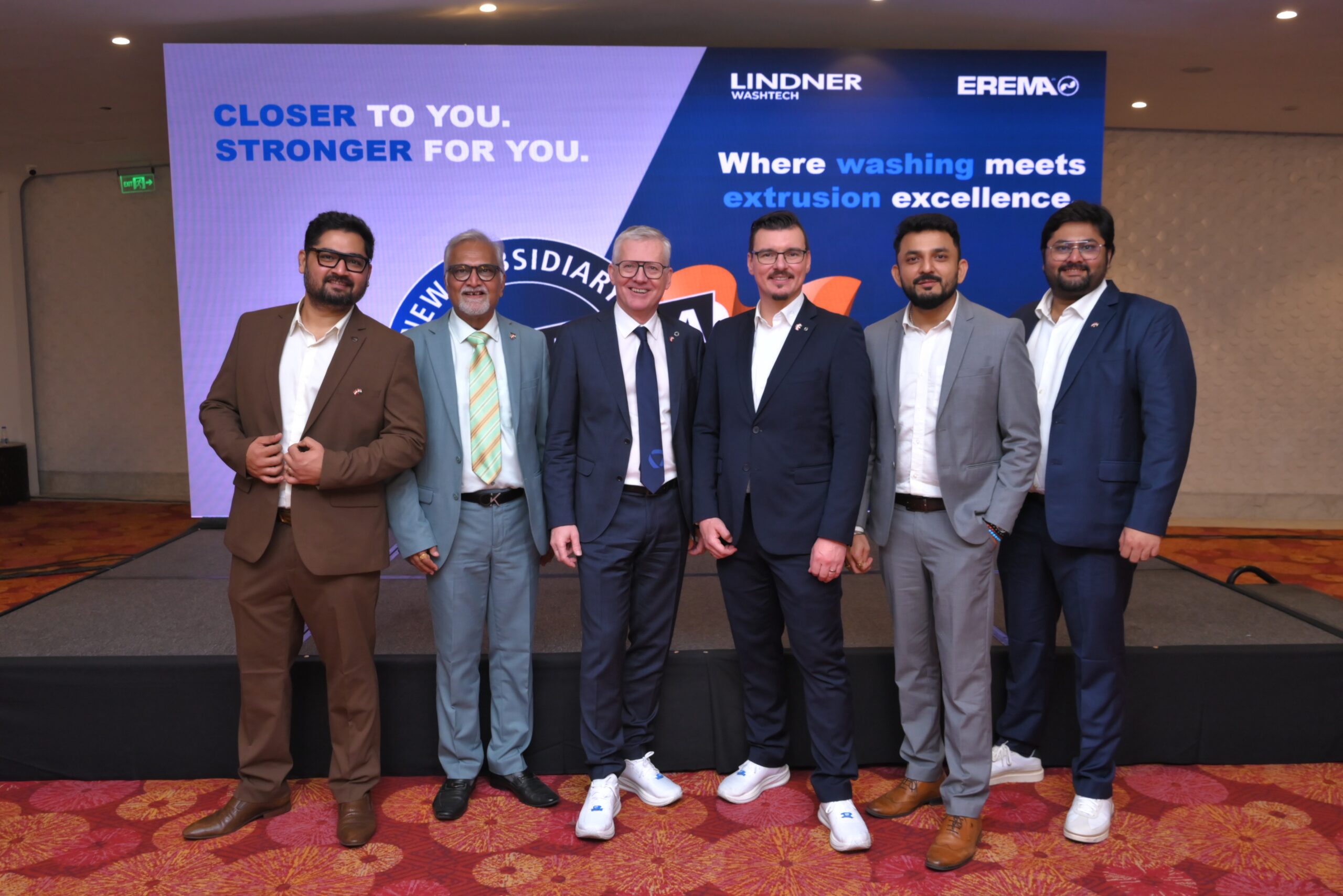 Von links: Maharshi Mehta (Sales Director, Business Unit Extrusion), Deepak Mehta (Managing Director & Partner, Erema India), Manfred Hackl (CEO, Erema Group), Christoph Wöss (Global Sales Director, Erema), Ganesh Karankal (Sales Director & Partner, Business Unit Washing) und Bhavik Mehta (Service & Training, Business Unit Extrusion) bei der Eröffnungsfeier zum offiziellen Start von Erema India. Copyright: Erema GmbH